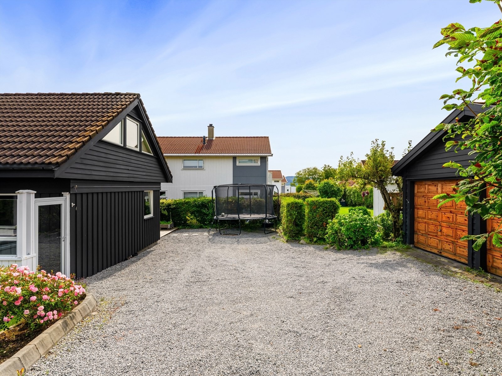 Romslig uteområde med gruslagt gårdsplass, dobbel garasje. Plass til lek og trampoline. Sjarmerende bolig i rolig nabolag med nærhet til natur og fasiliteter. Galleribilde