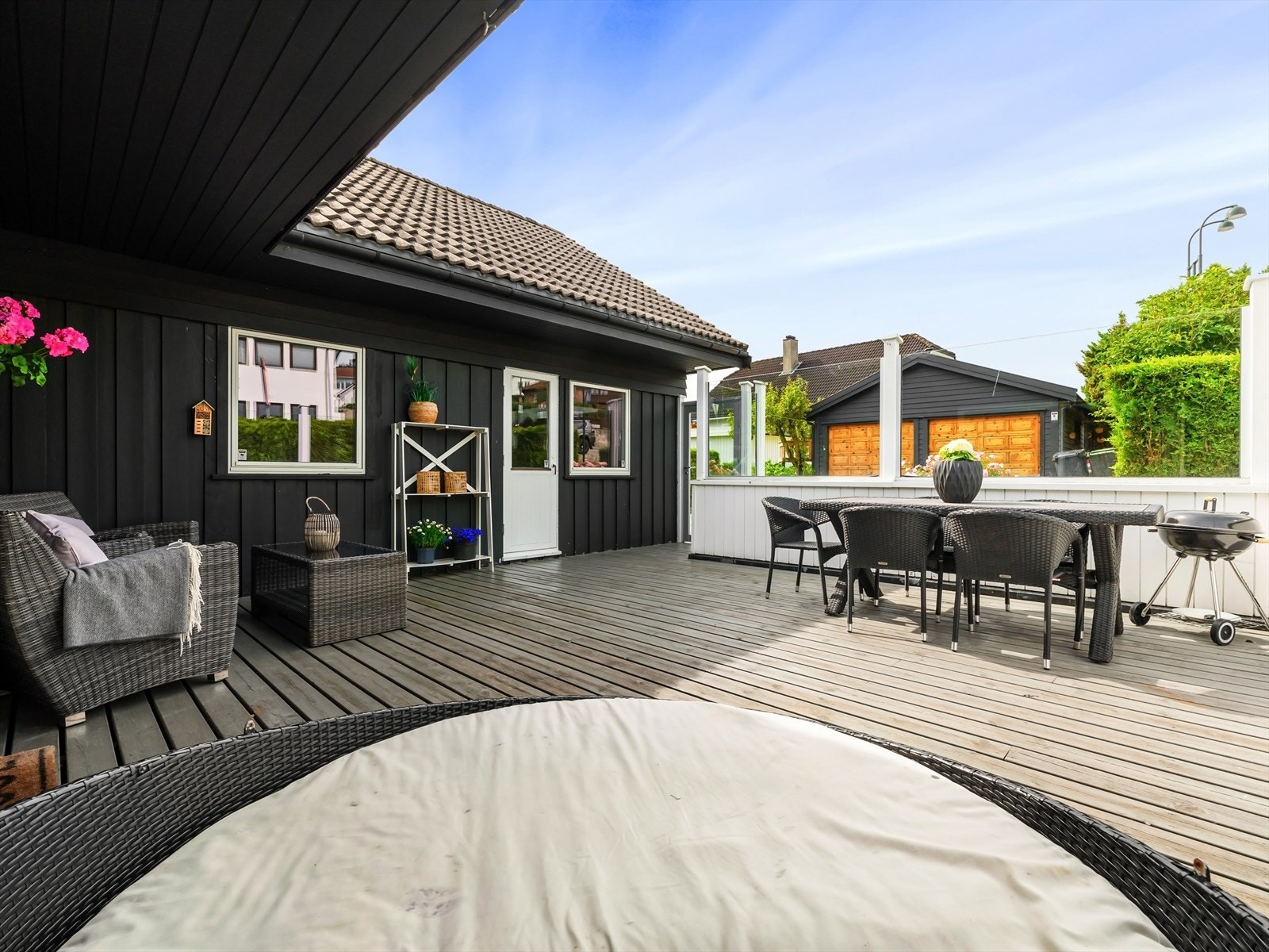 Romslig terrasse med gode solforhold og plass til både avslapning og sosiale sammenkomster. Galleribilde