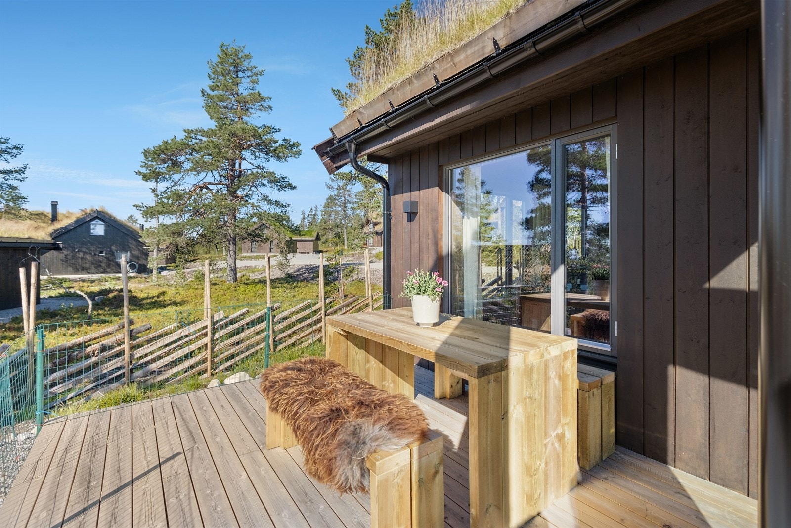 Terrassen er sørvendt og tilbyr gode solforhold hele dagen. Galleribilde