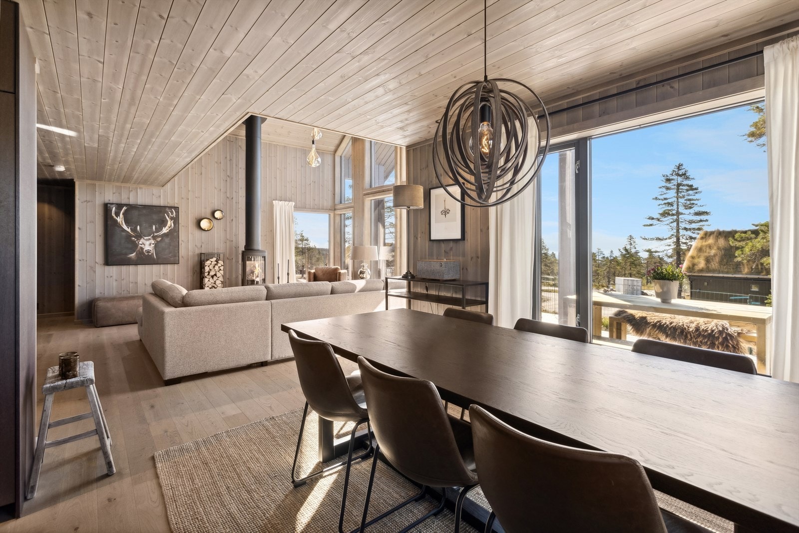 Spisestuen har god plass og tilbyr utsikt til måltidene. Galleribilde