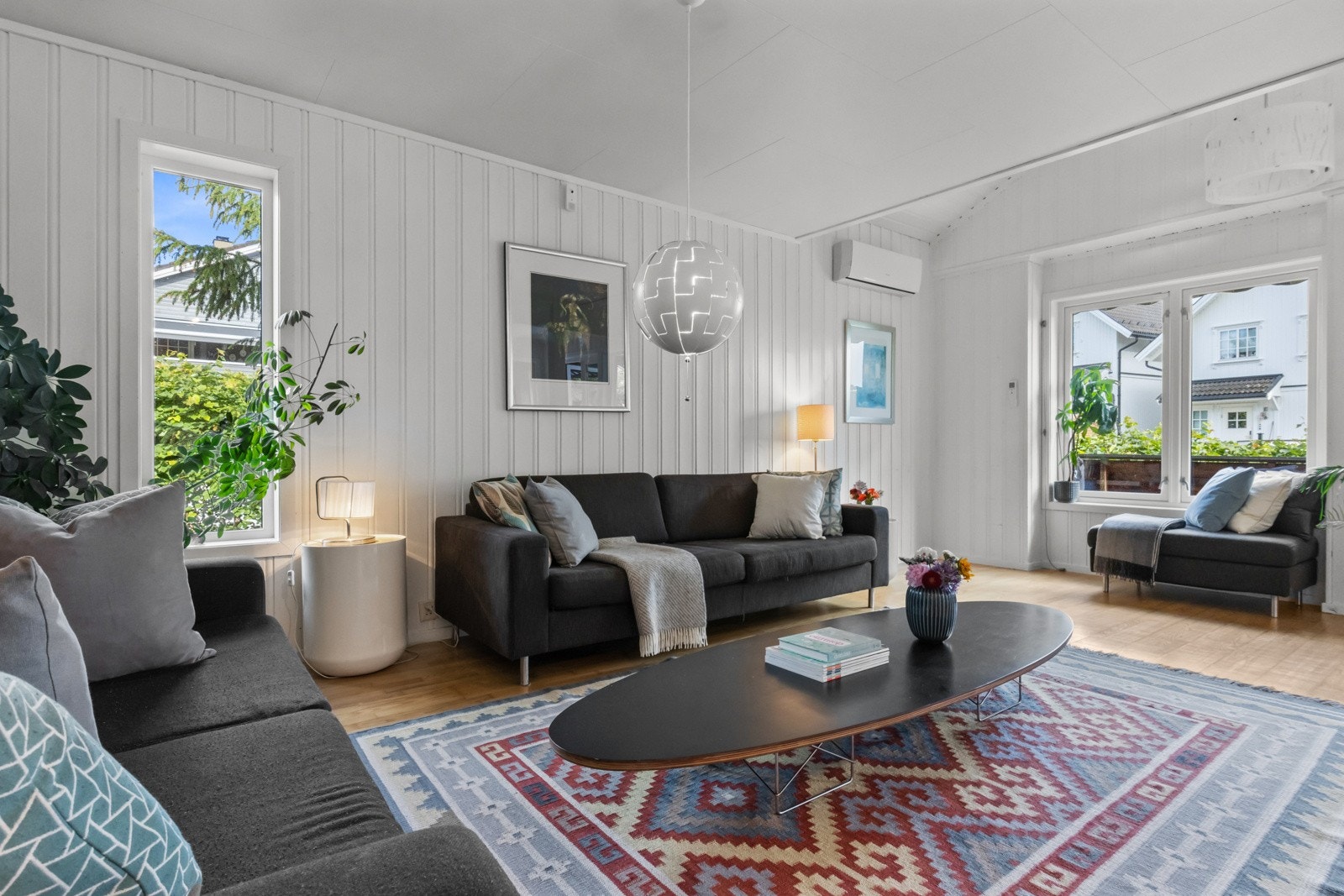 Stuen har trestavs parkettgulv og vegger kledd med panel Galleribilde