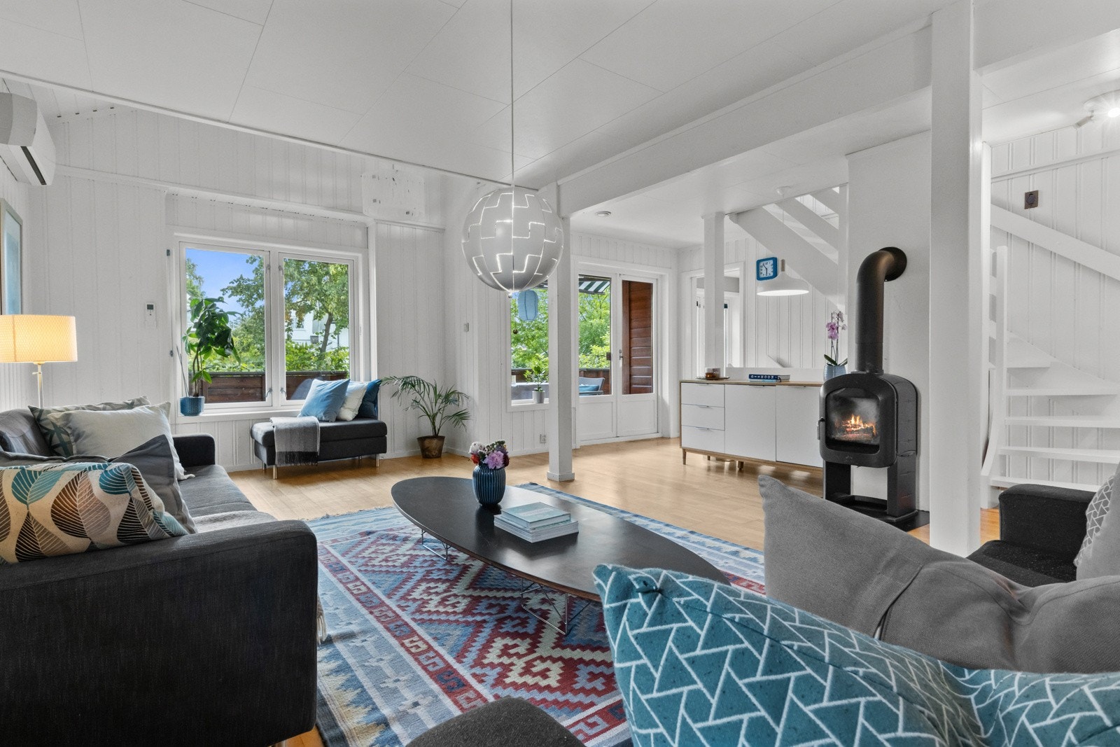 Stuen er et hyggelig familierom med god plass til stor sofagruppe og mer til Galleribilde