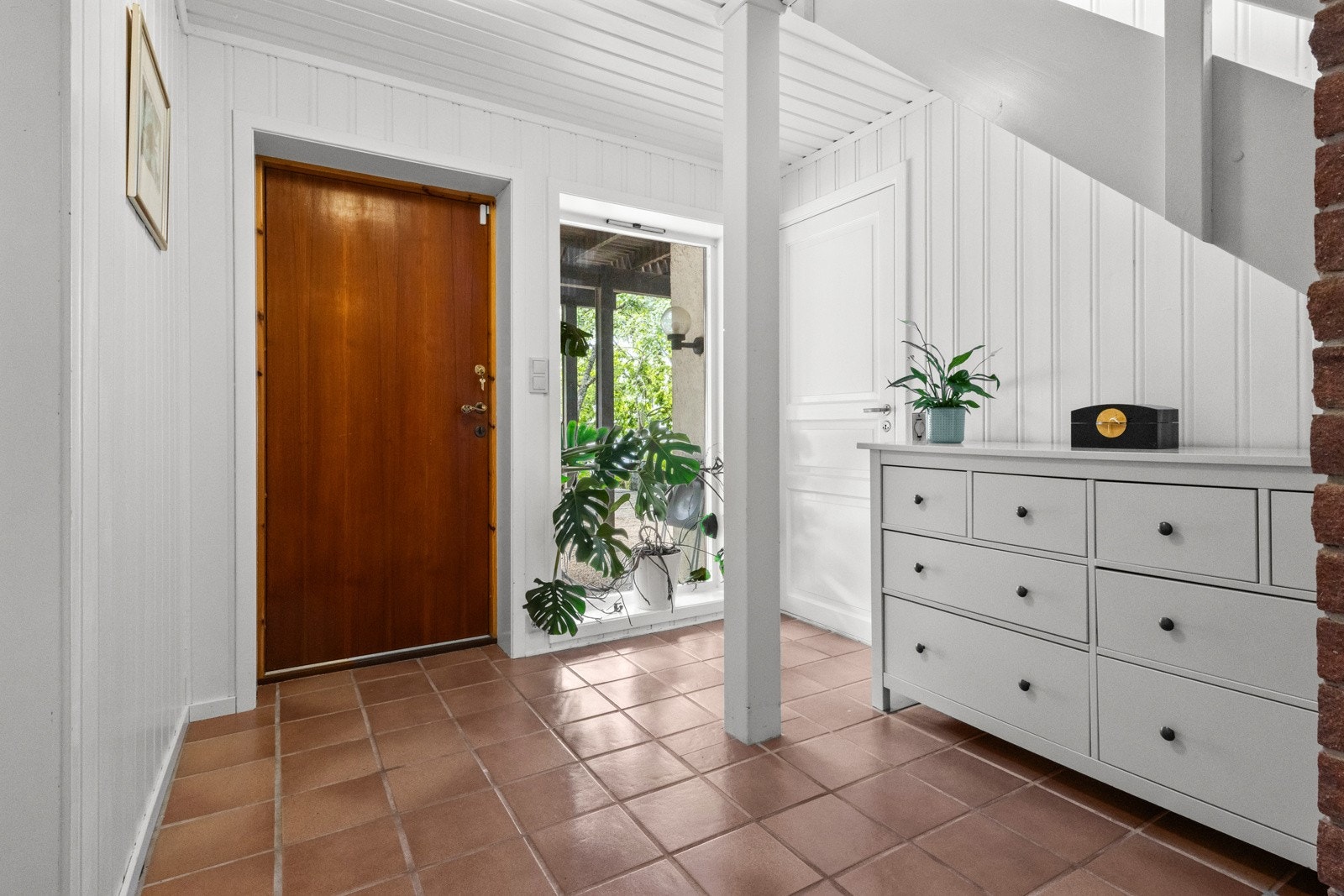 I tillegg til innvendig trapp er det også egen inngang til underetasjen, noe som gir økt fleksibilitet Galleribilde