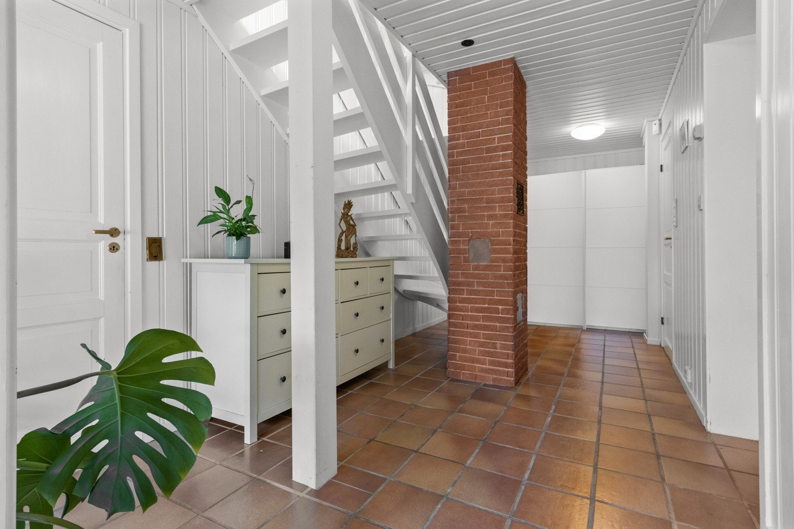 Under trappen er det plass til kommode eller så, og innerst i rommet er det skyvedørsgarderobe Galleribilde