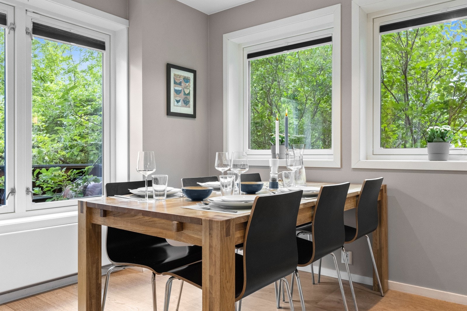 Alle vinduene på kjøkkenet og 2 på stua ble byttet ut, 1 nytt ble satt inn på stua, og kjøkkenet ble etterisolert under oppussing i 2016 Galleribilde