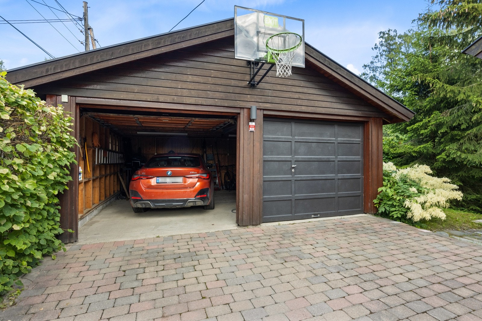 Garasjen har to leddporter og elbillader Galleribilde