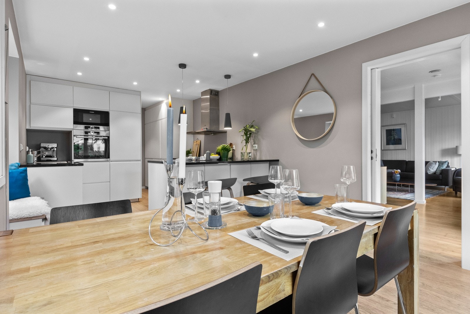 Kjøkkeninnredningen fra Ikea er trukket inn i rommet og er funksjonelt bygget med god skap- og benkeplass Galleribilde