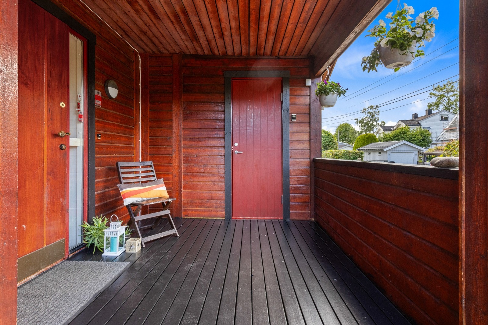 Inngangspartiet ligger på fremsiden i første etasje og her er det en lav trapp opp til en overbygd velkomstterrasse Galleribilde