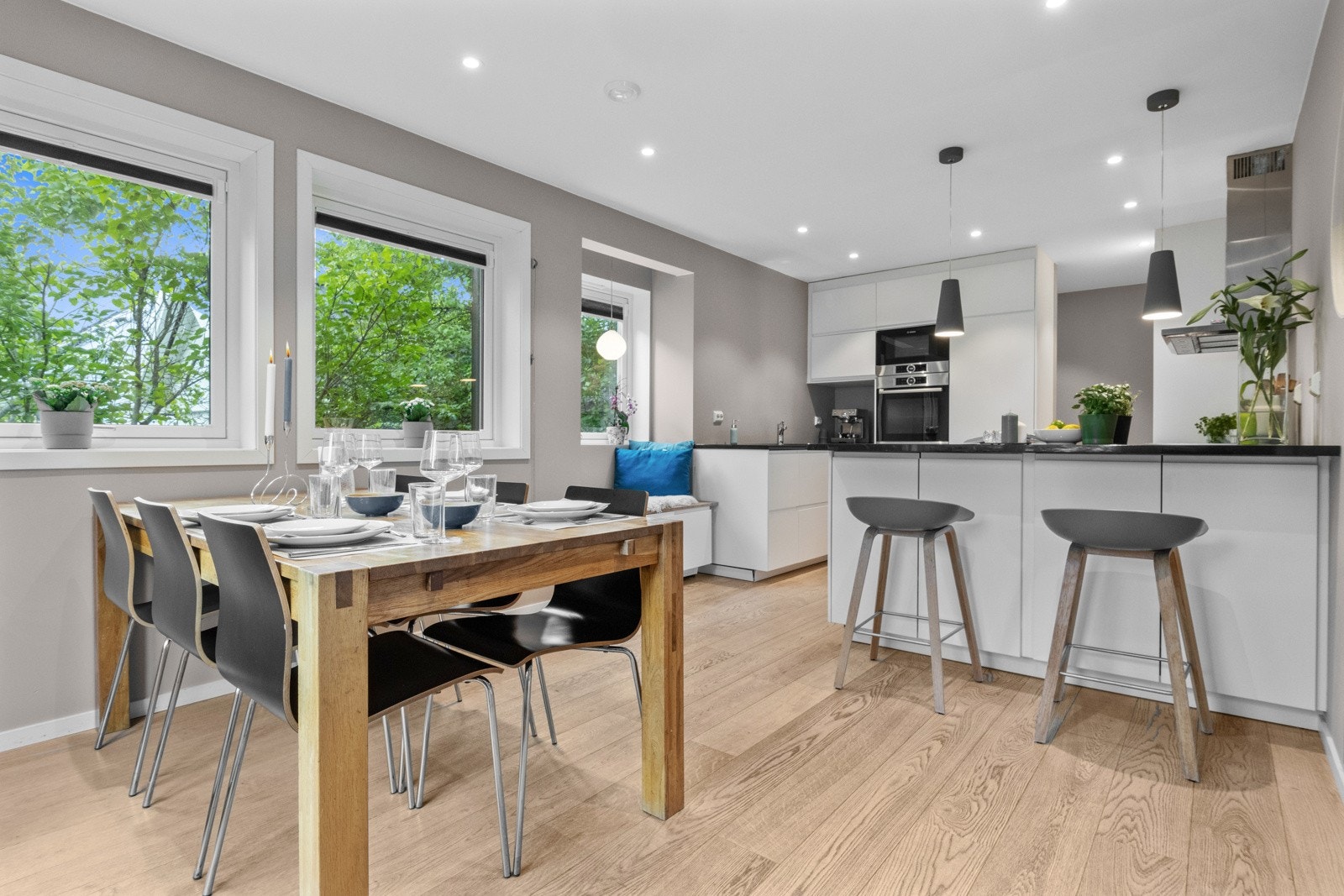 Flott og sosialt kjøkken som ble pusset opp i 2016 Galleribilde