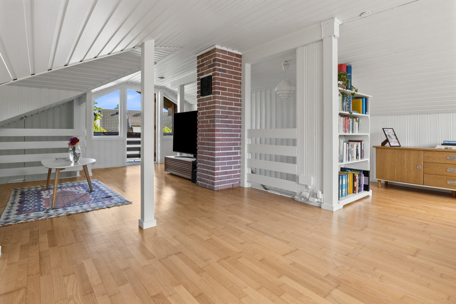 Utformingen danner naturlige soner hvor man kan ha sofa, tv-benk, en sovesofa og hjemmekontor om ønskelig Galleribilde