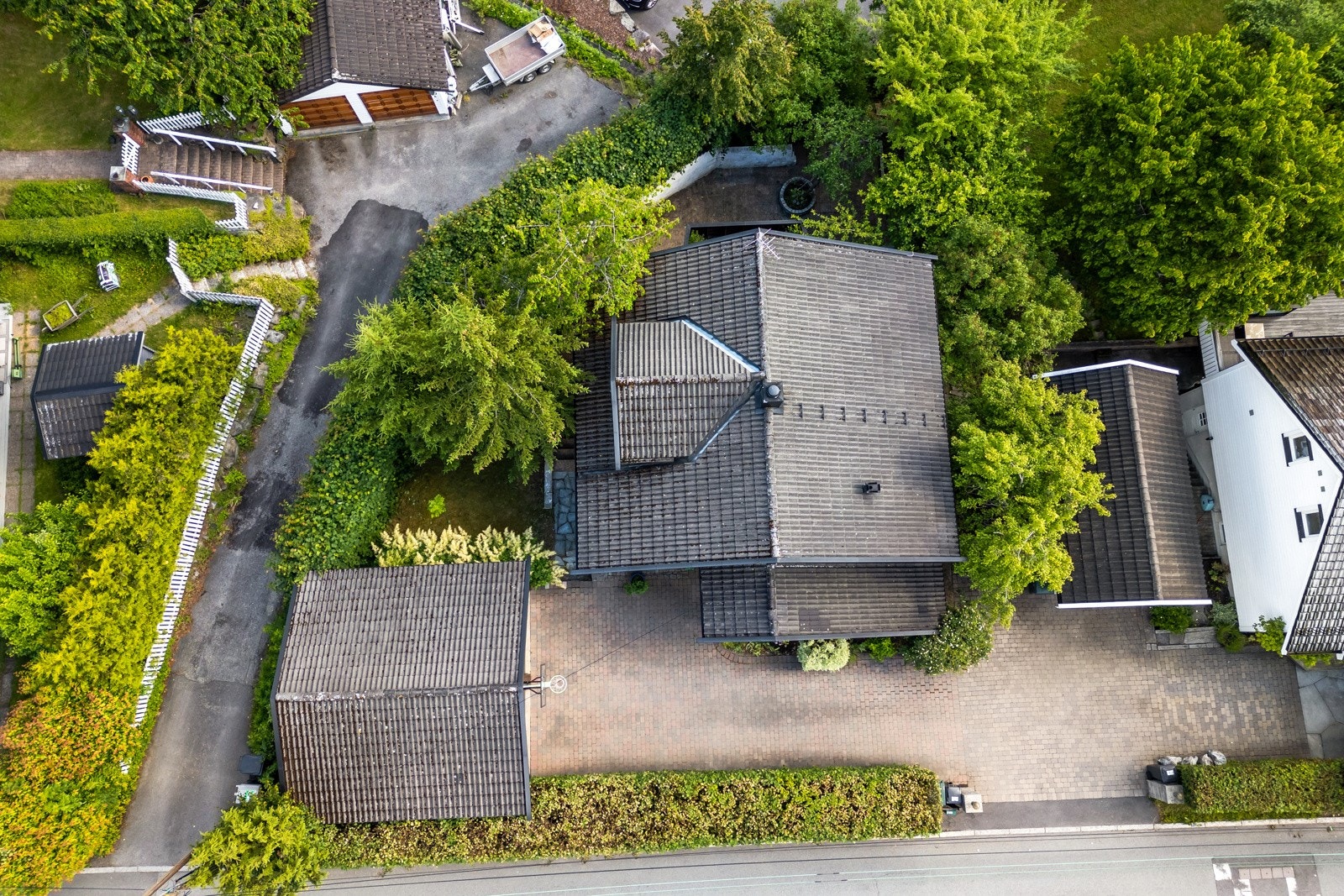 Det er gode parkeringsmuligheter på romslig gårdsplass Galleribilde