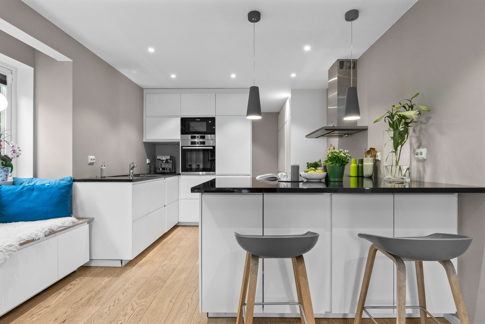 Det er flere høyskap som går helt til taket og ut mot spiseplassen er det en snerten barløsning med skap som vender utover Galleribilde