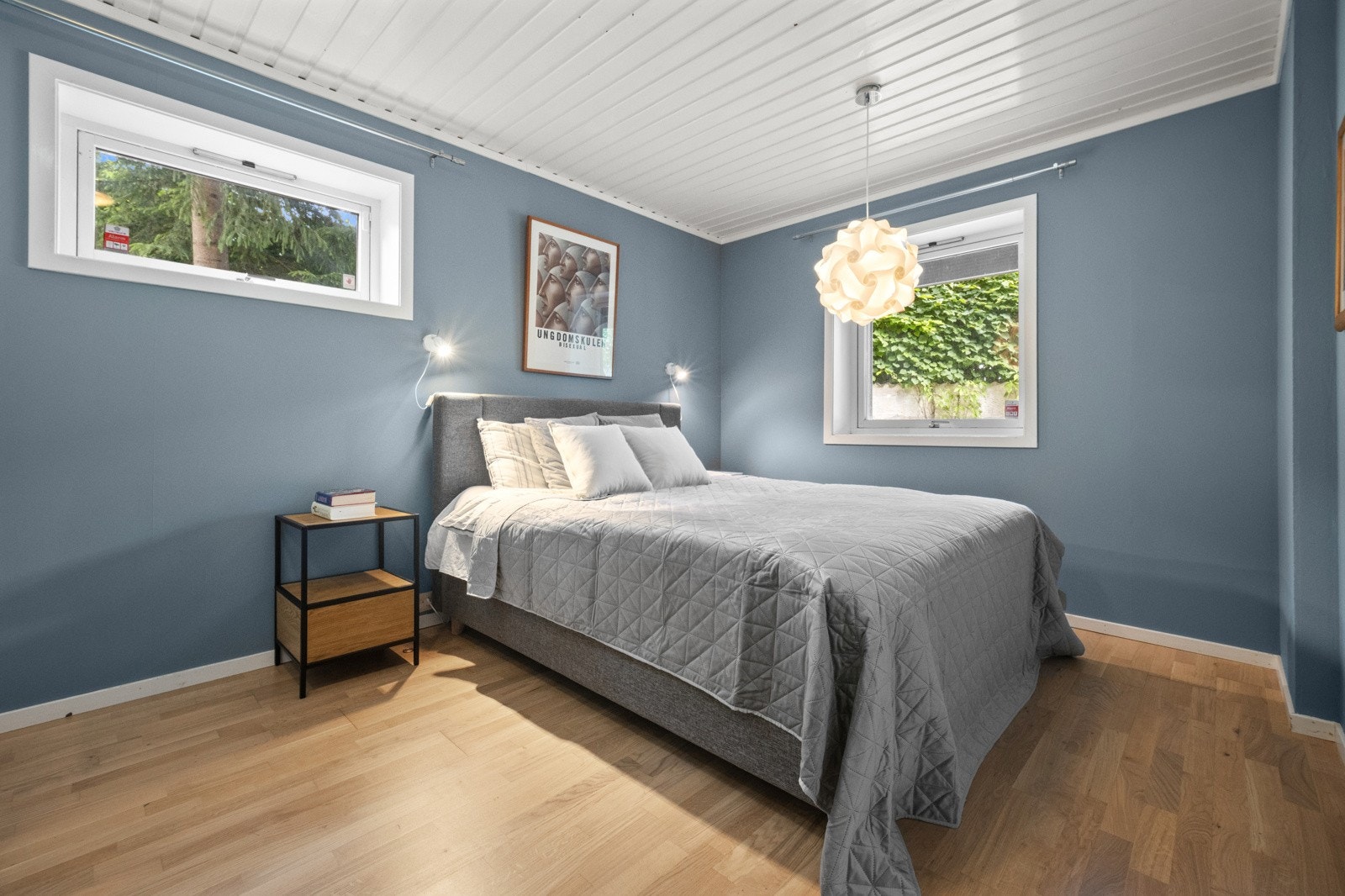 Eneboligen har tre tiltalende soverom i underetasjen Galleribilde