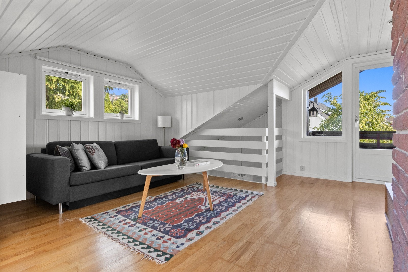 Dagslyset får man inn fra store vinduer på tre sider og det er utgang til veranda Galleribilde