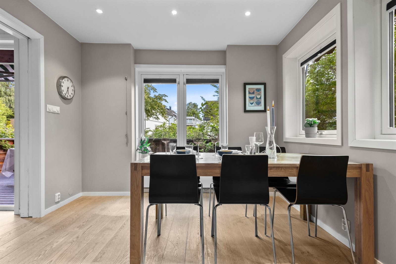 I den ene enden av rommet er det skyvedør ut mot stuen og god plass til spisebord hvor man kan ha felles måltider Galleribilde