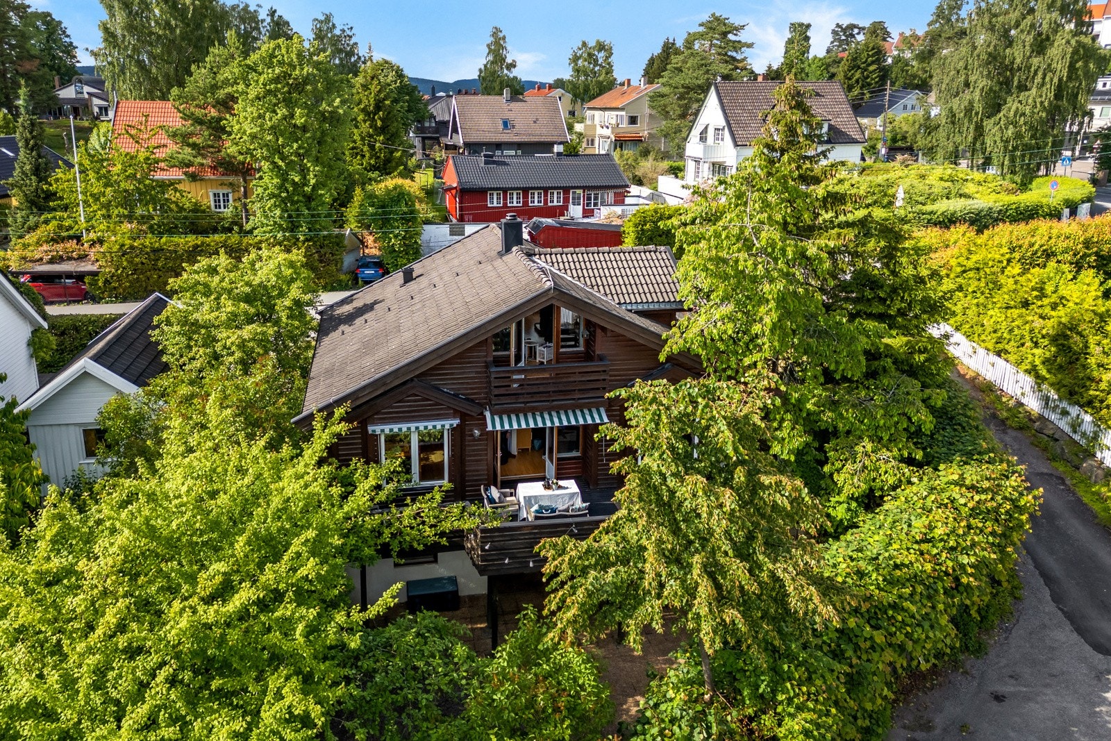Pen, innholdsrik enebolig med god planløsning over tre plan Galleribilde