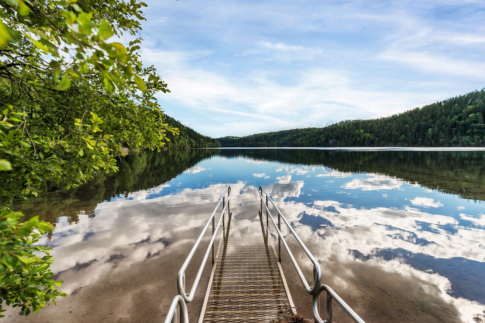 Lutvann har badeplass på nordsiden av vannet. Lutvann har to øyer, Nordholmen og Sydholmen Galleribilde