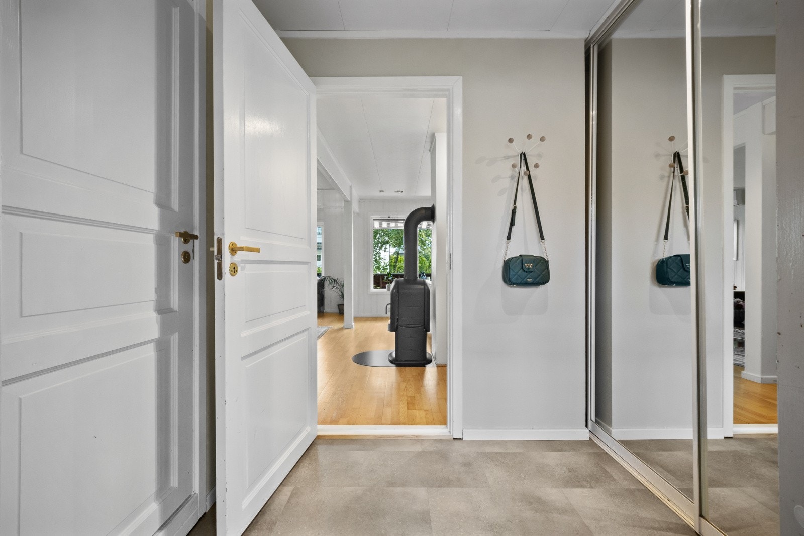 En romslig skyvedørsgarderobe med speilfronter bidrar til økt romfølelse og god oppbevaringsplass Galleribilde