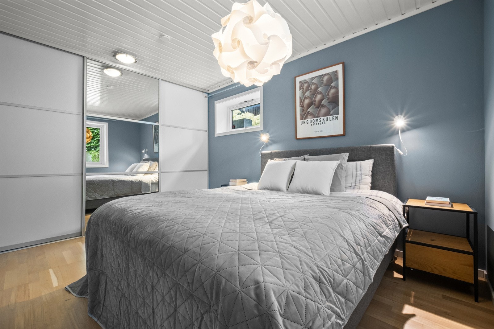 Hovedsoverommet er utstyrt med skyvedørsgarderobe Galleribilde