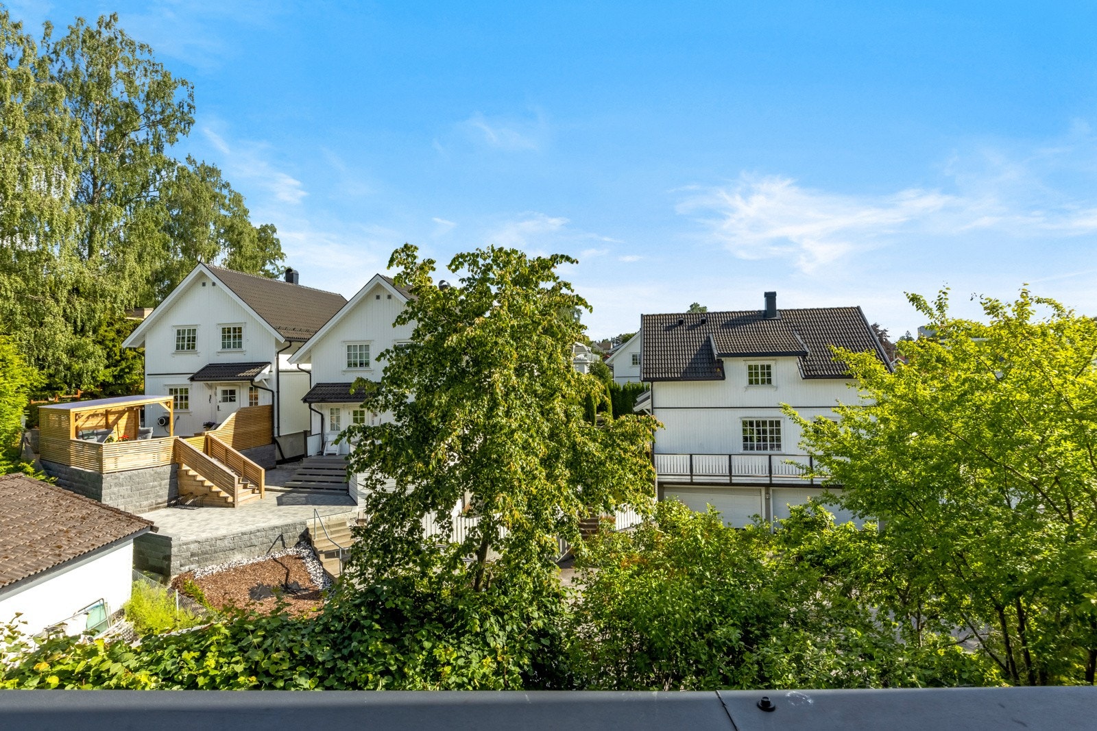 Et skjermet uterom med fint utsyn over nabolaget Galleribilde