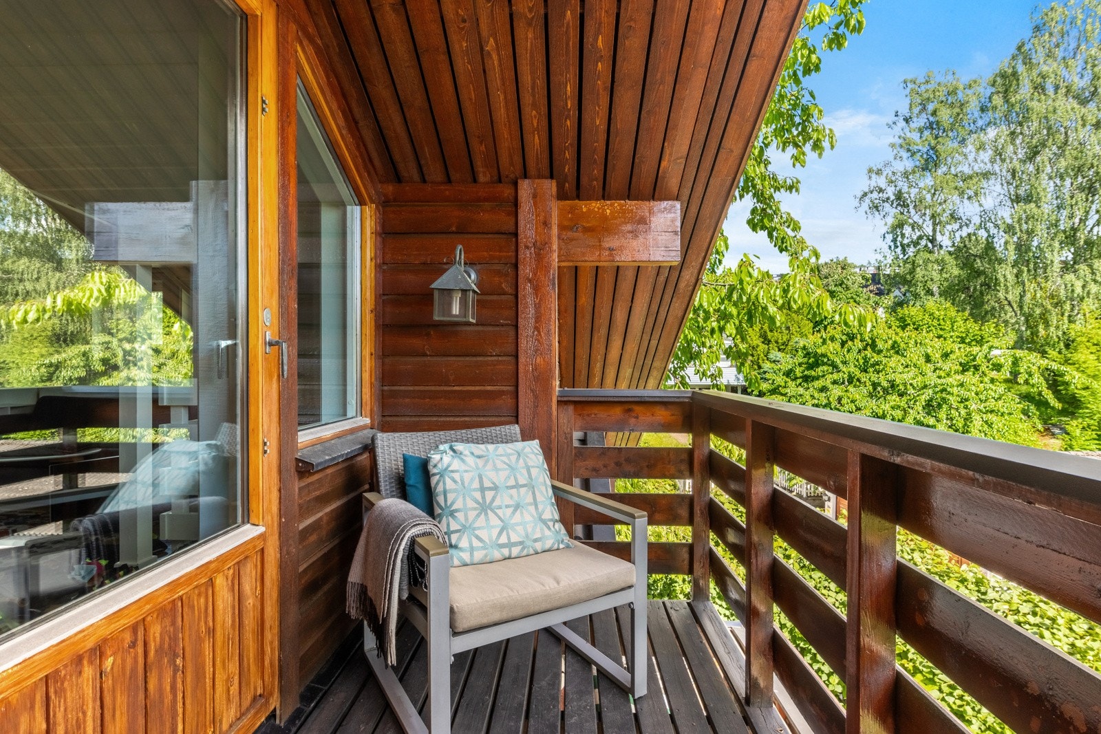 Fra loftstuen er det utgang til en veranda med et gulvareal på ca. 4 kvm, Galleribilde