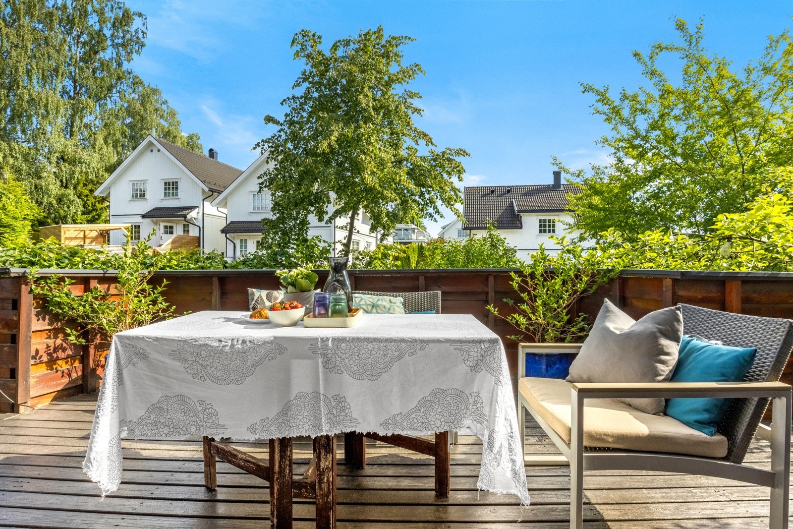 Stor, solrik veranda som kan deles inn i flere soner Galleribilde