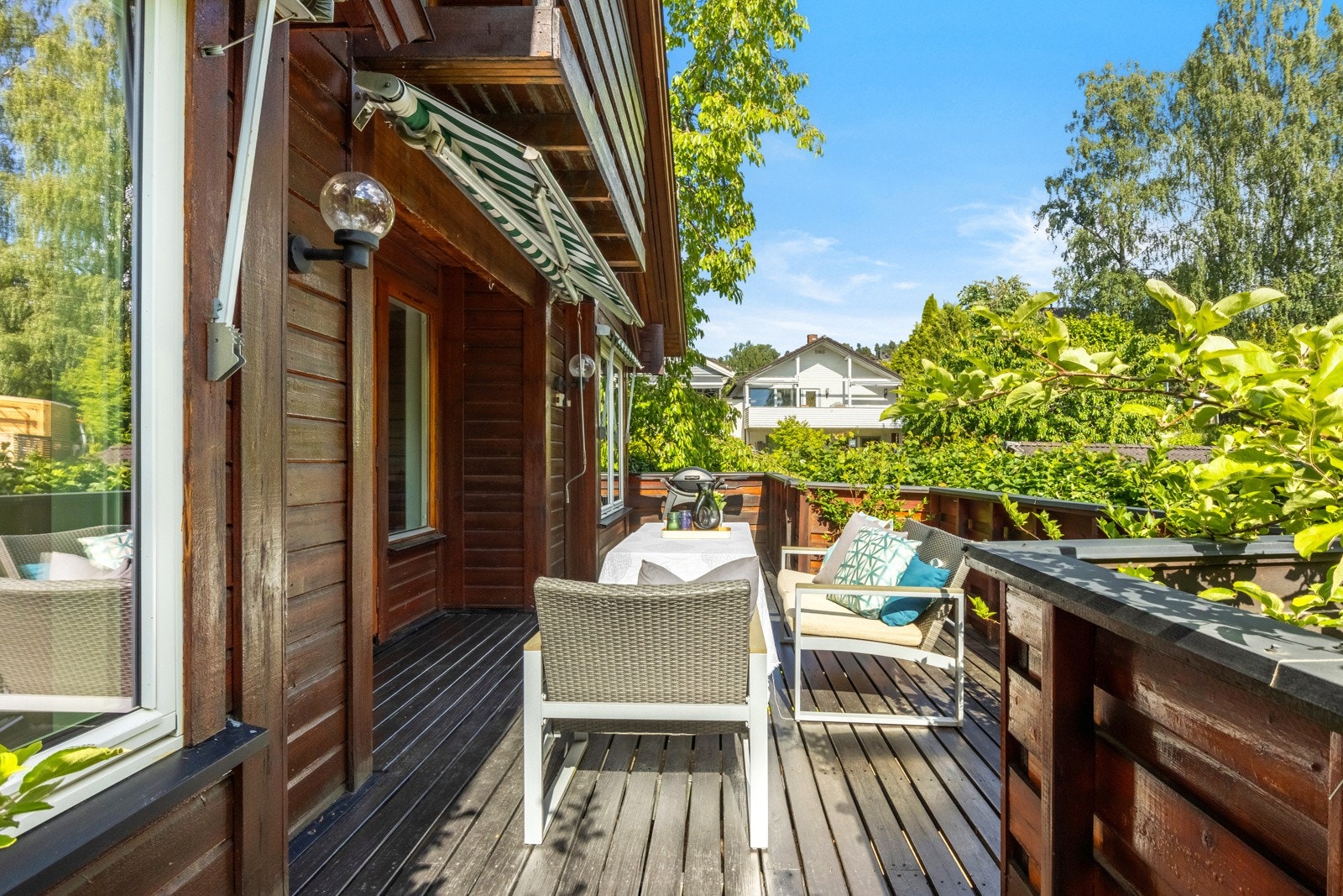 Verandaen er på 21 kvm, utstyrt med utelys, stikkontakt og en markise Galleribilde