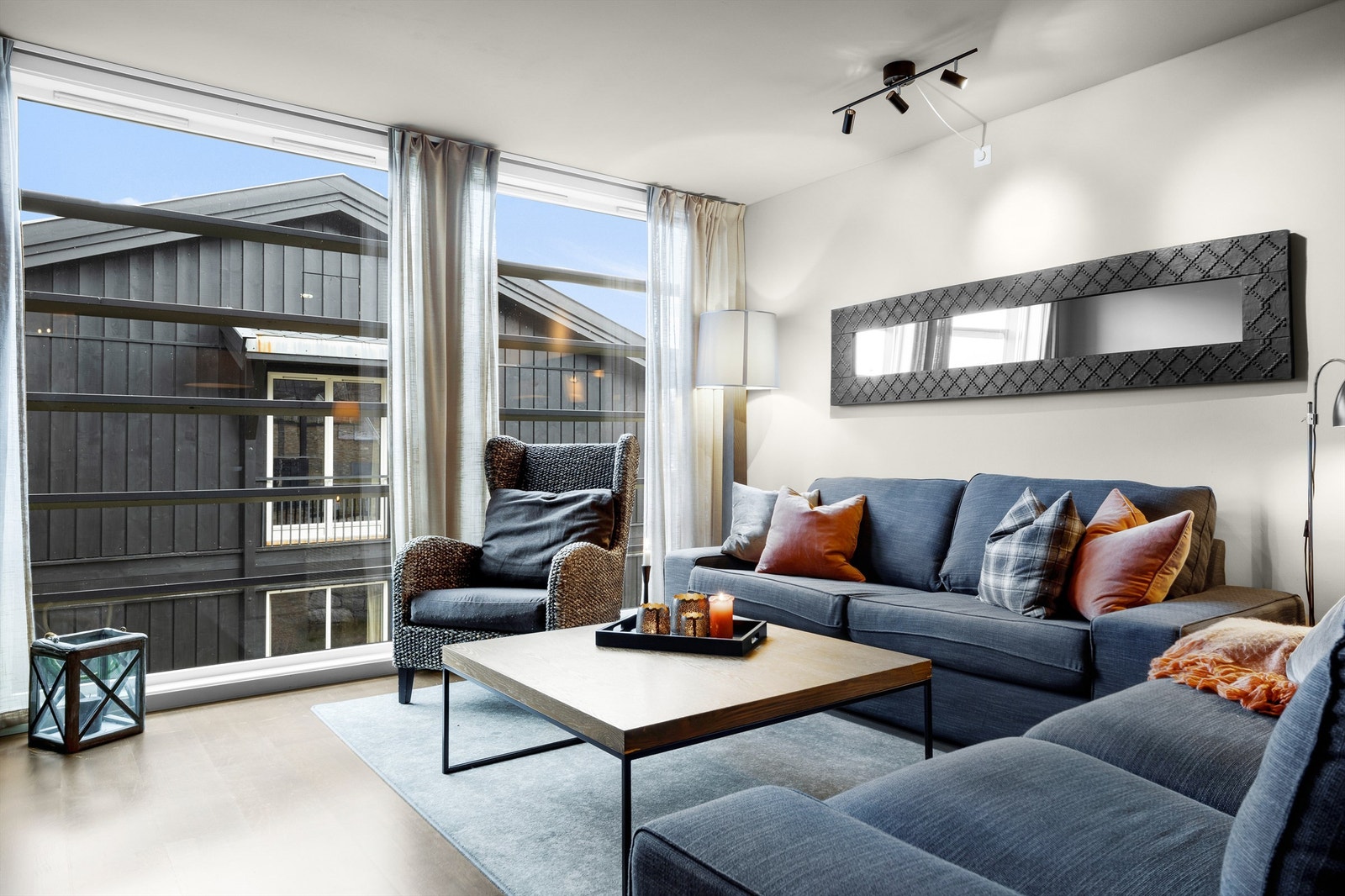 Stor, fin hjørnestue med god boltreplass for familie og venner. Galleribilde
