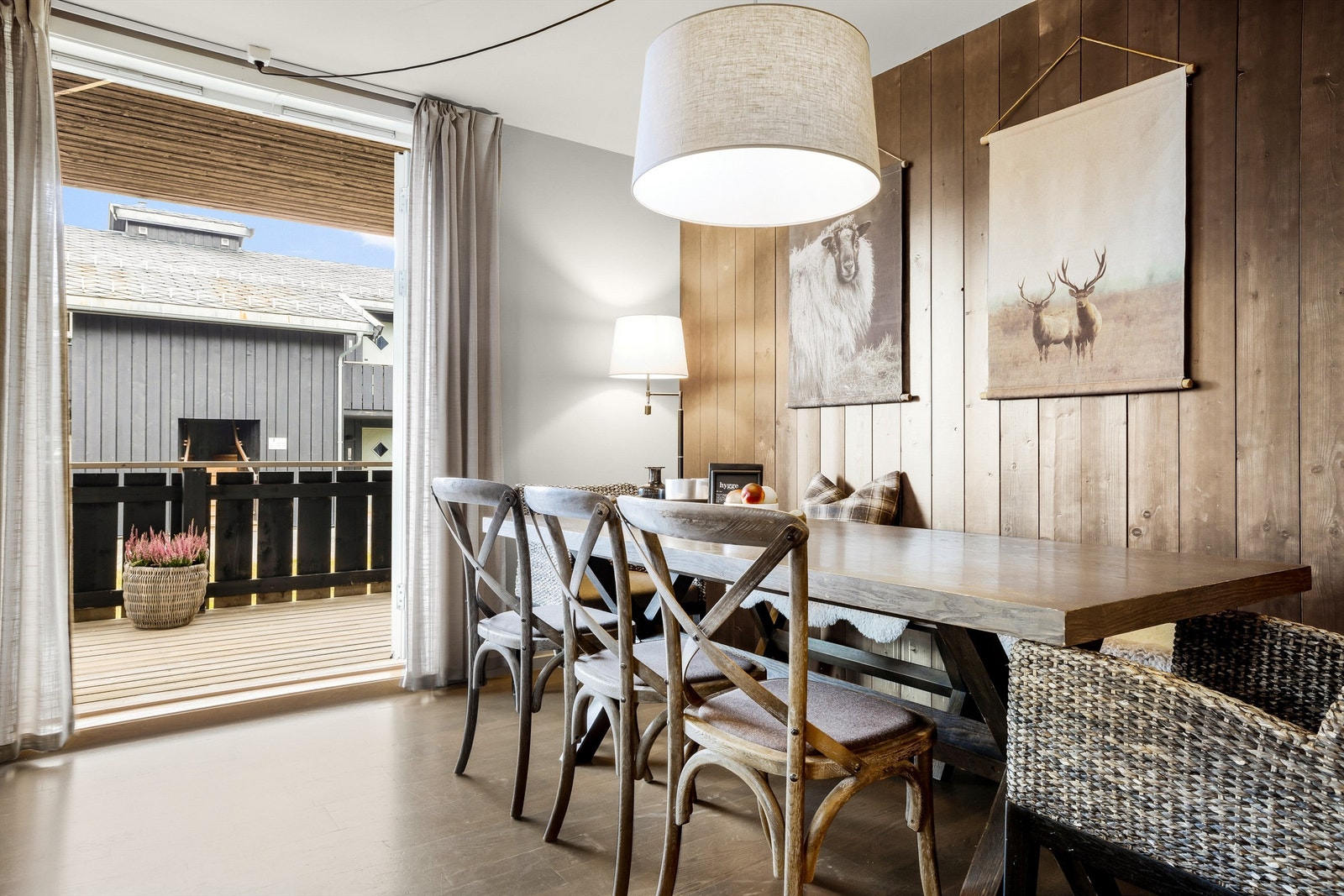 God spiseplass til mange middagsgjester foran store vindusarealer. Galleribilde