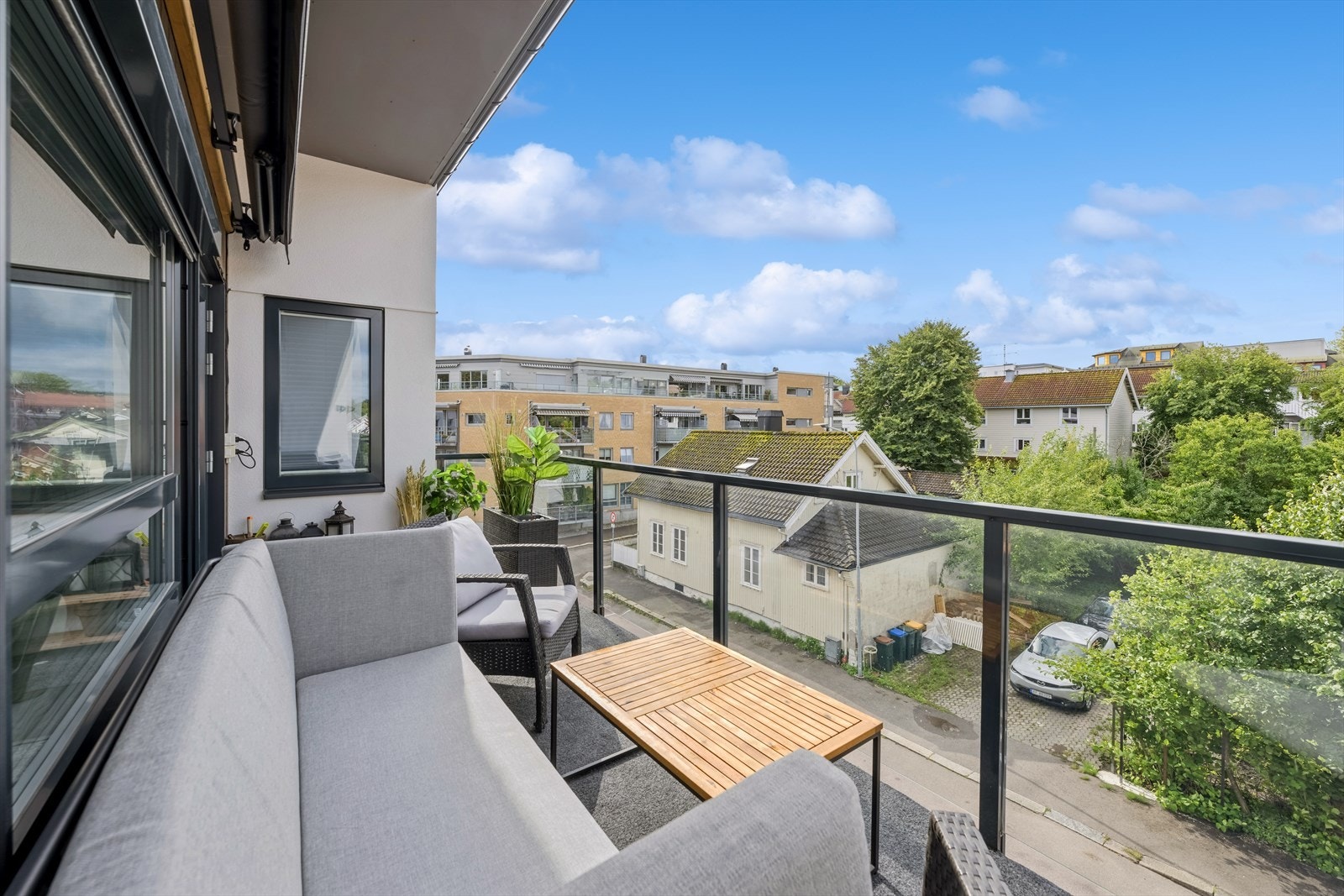 Solrik balkong på 10 kvm. m/stor terrassemarkise og fire stikk til elektrisk grill med mer. Galleribilde
