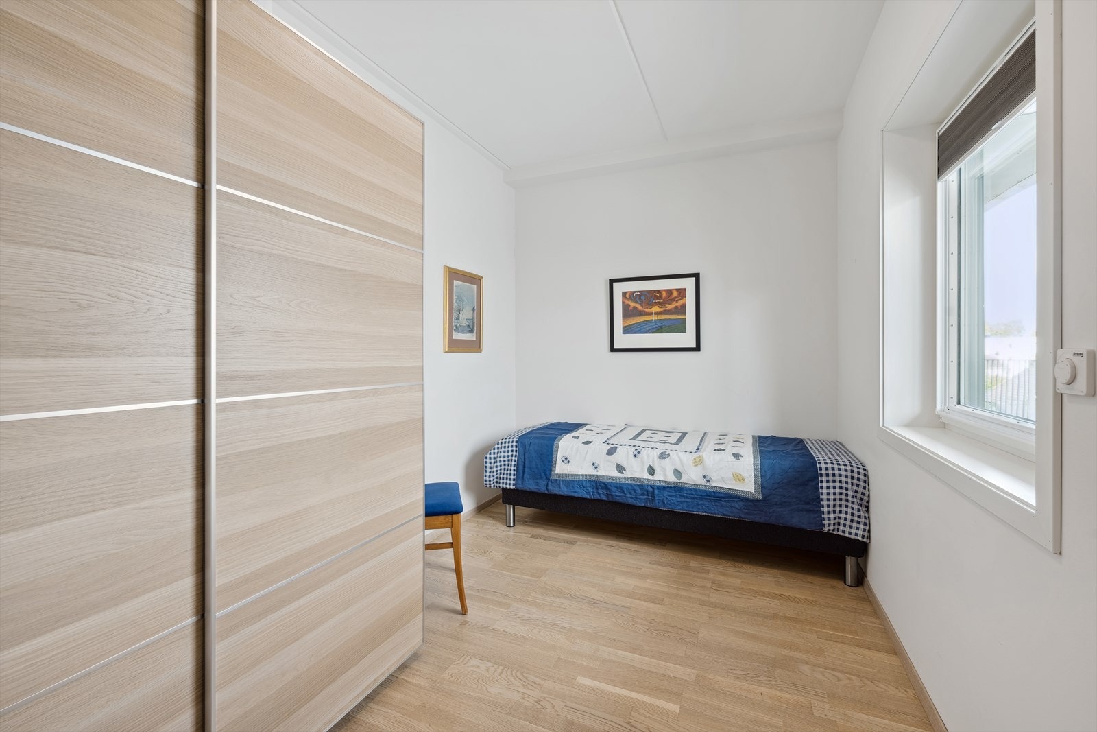 Soverom 3 med skyvedørsgarderobe og pliségardin med blending. Galleribilde