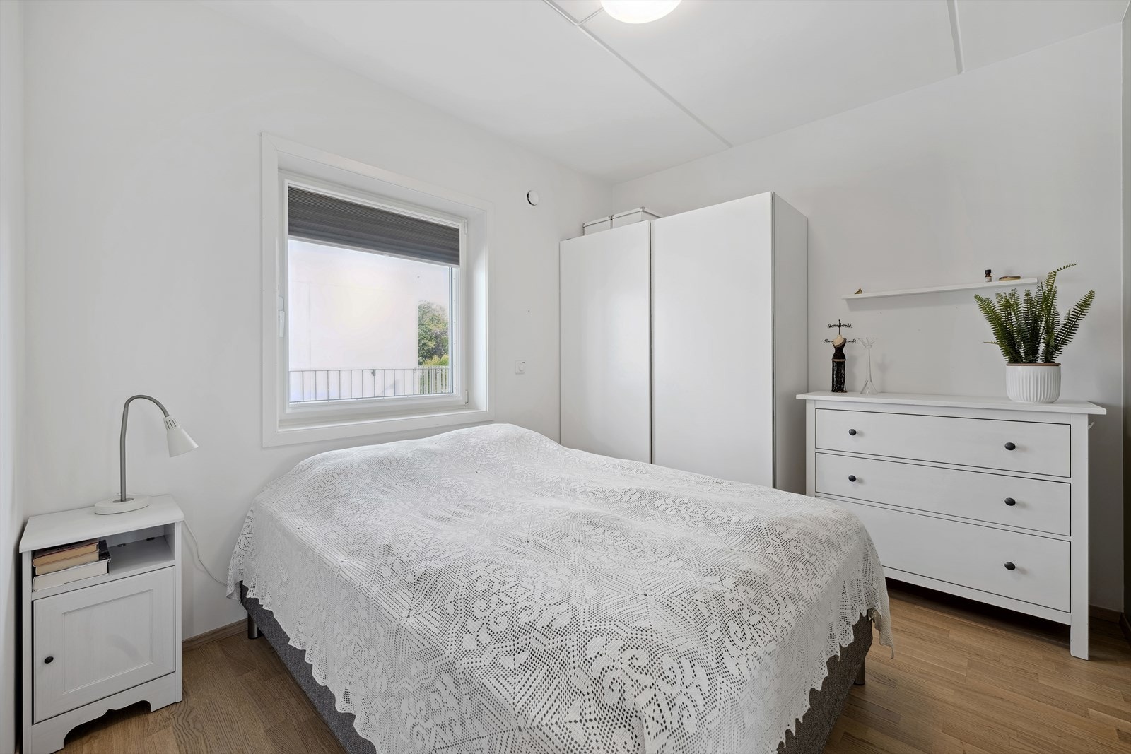 Soverom 2 med skyvedørgarderobe og pliségardin med blending. Galleribilde