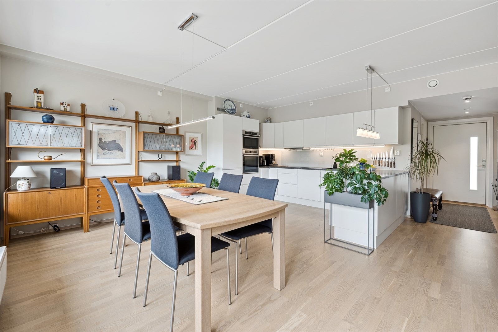 Stue/kjøkken hvor selger har brukt dette som et stort allrom med spisestue. Galleribilde