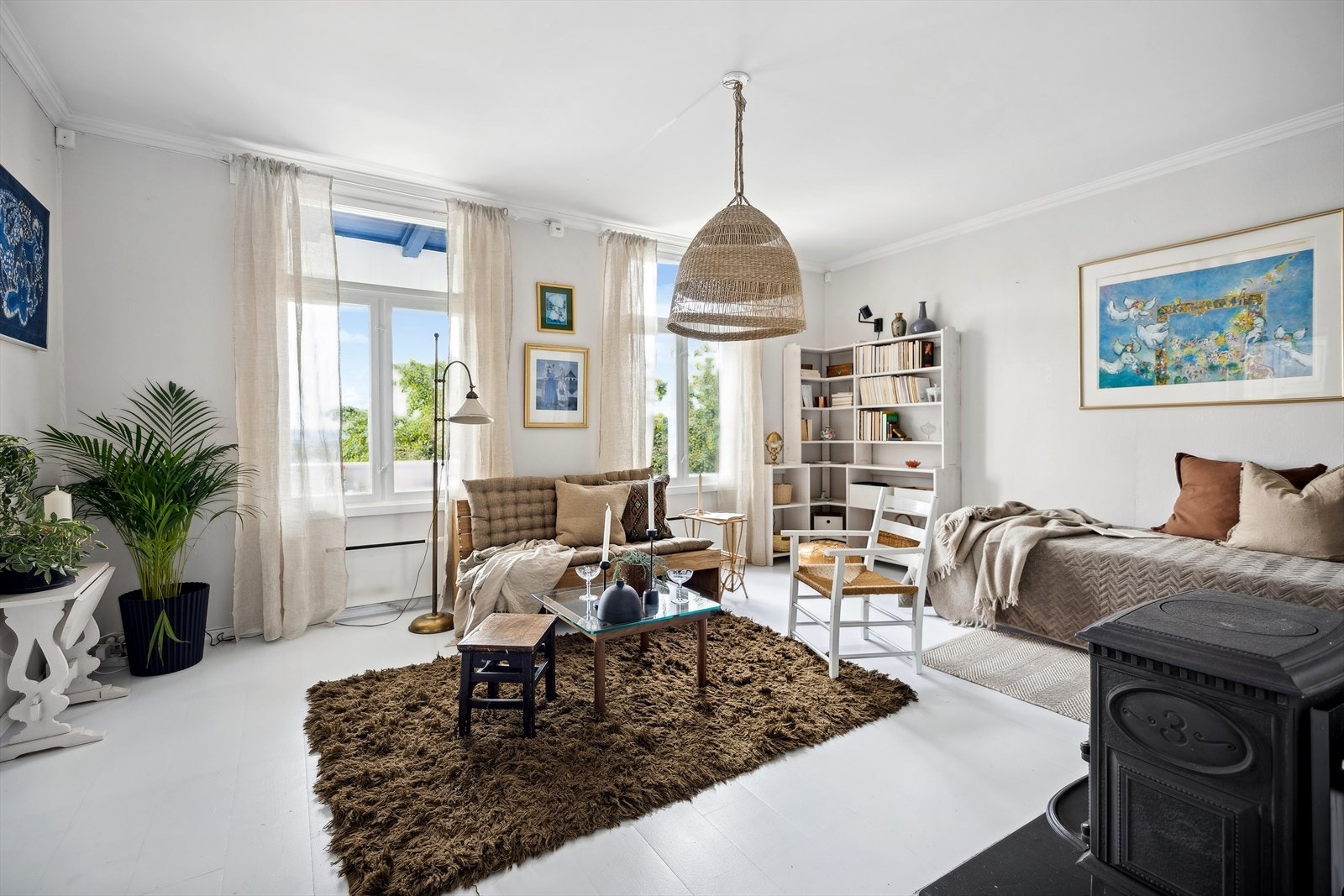Overflatene er malt i lyse og behagelige farger som lar fargene ute slippe inn. Galleribilde