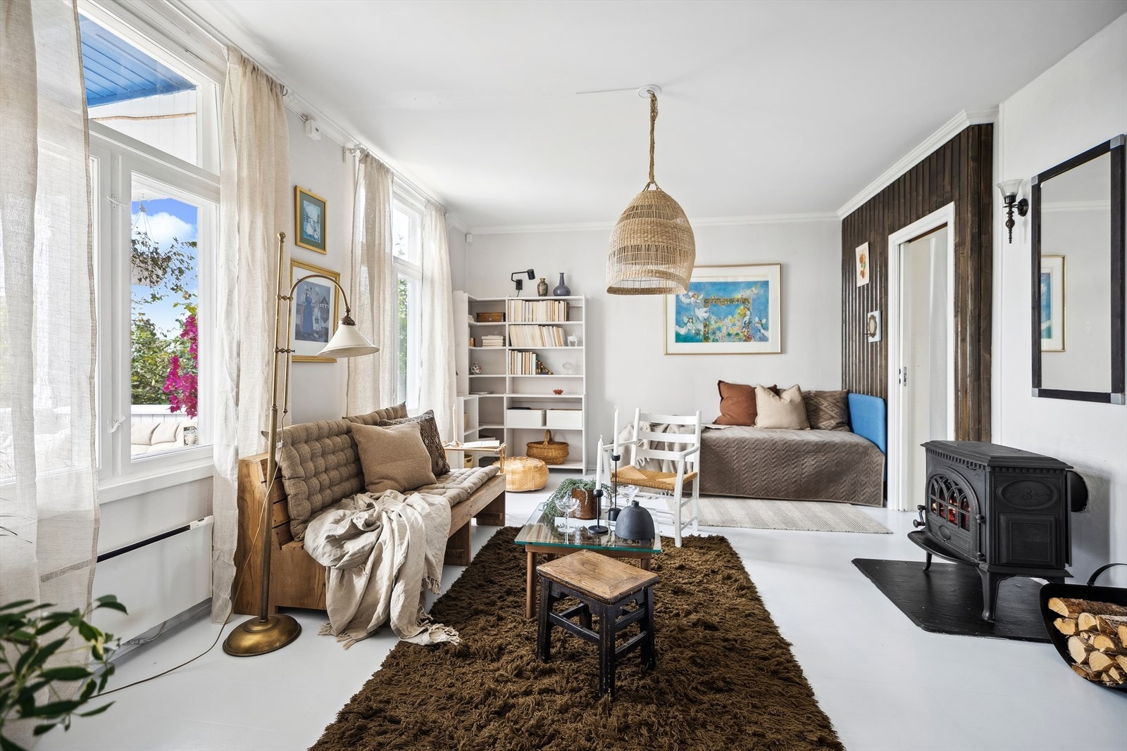 Planløsningen åpner opp for flere møbleringsmuligheter med god plass til sofagruppe, TV-møbler og ønsket møblement. Galleribilde
