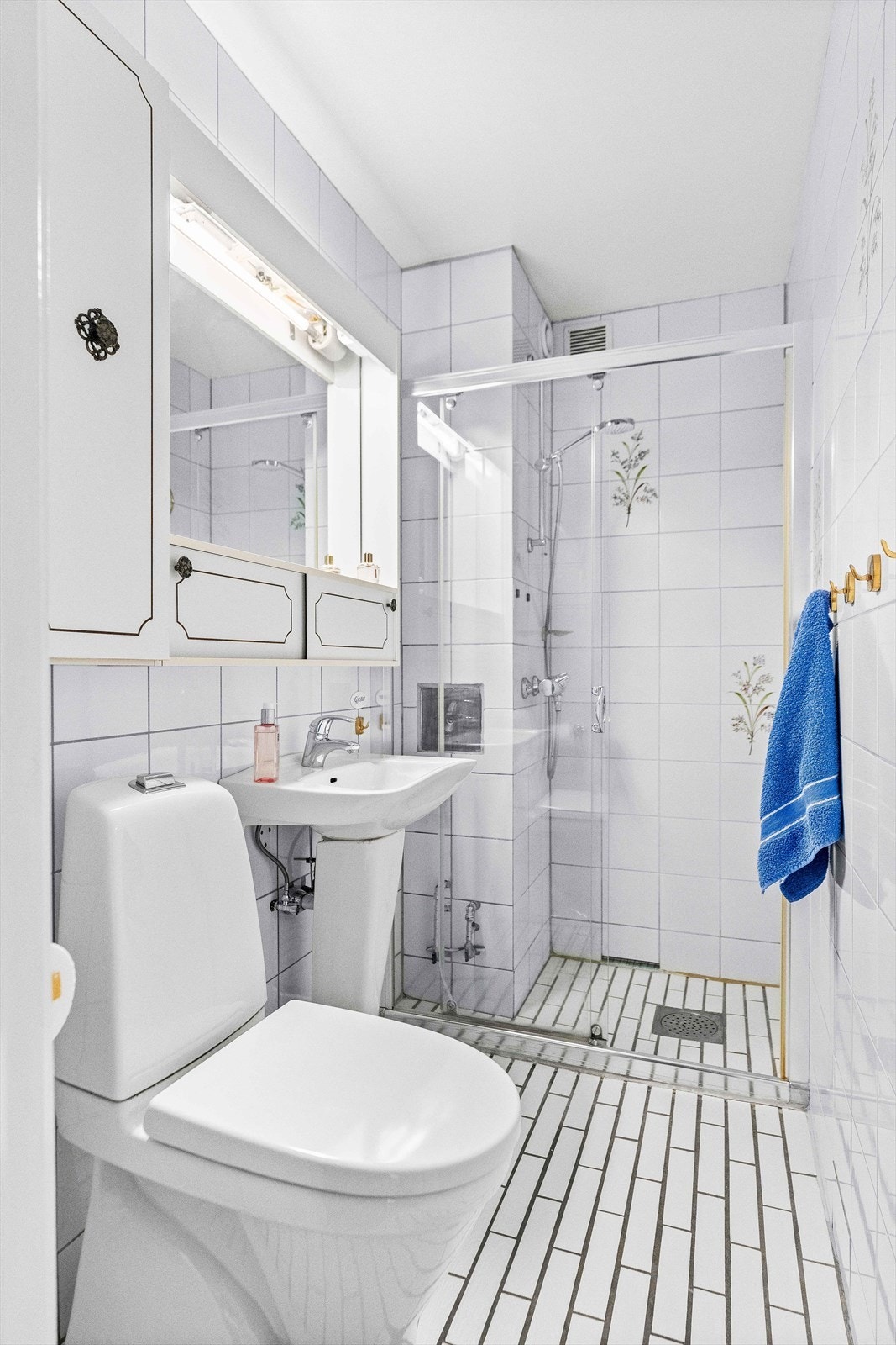 Det ene badet har inngang fra gangen, og har flislagte flater. Rommet er innredet med klosett, servant og
dusjhjørne med fast vegg. Galleribilde