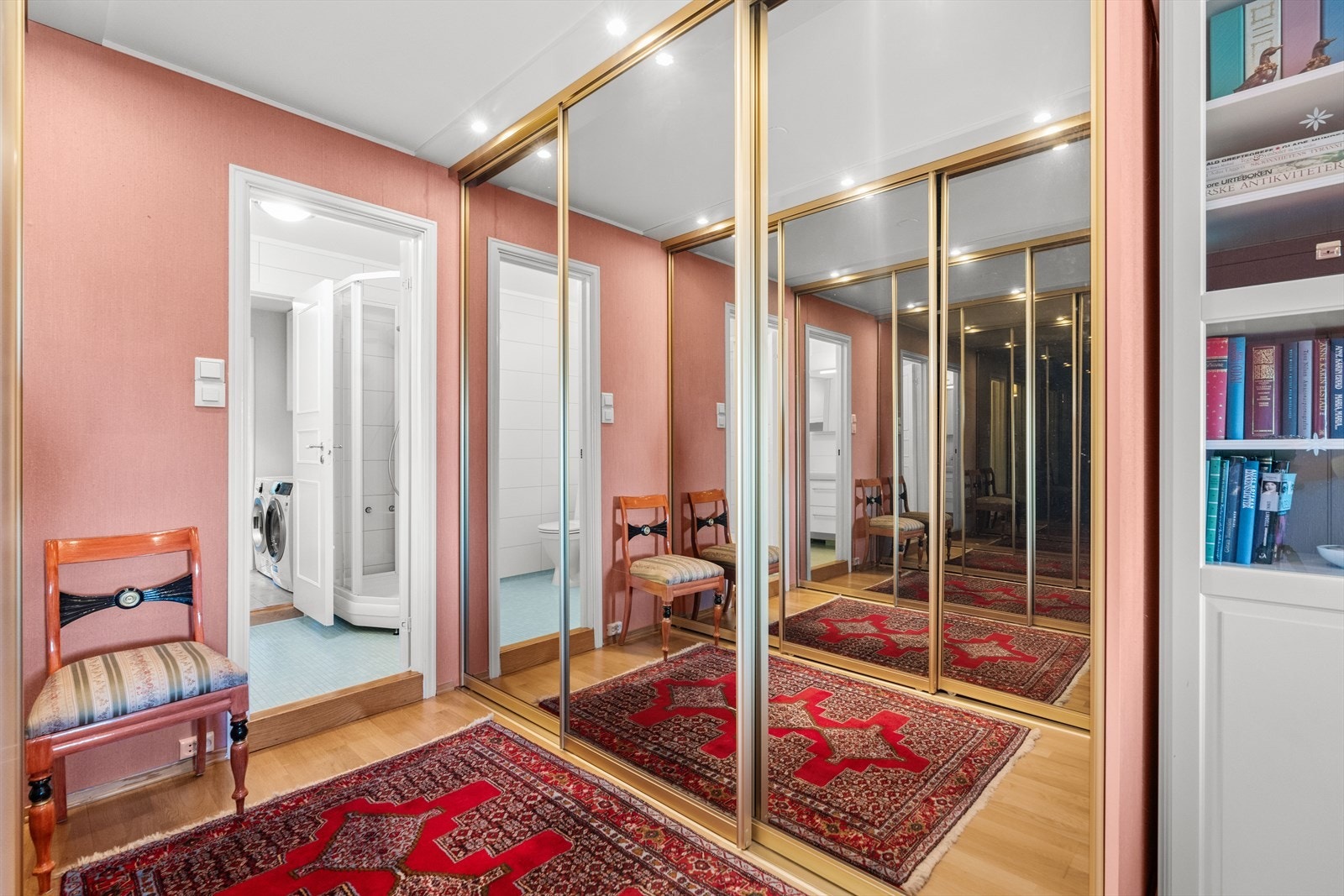 Det er montert skyvedørsgarderobe, og videre er det inngang til det ene badet. Galleribilde