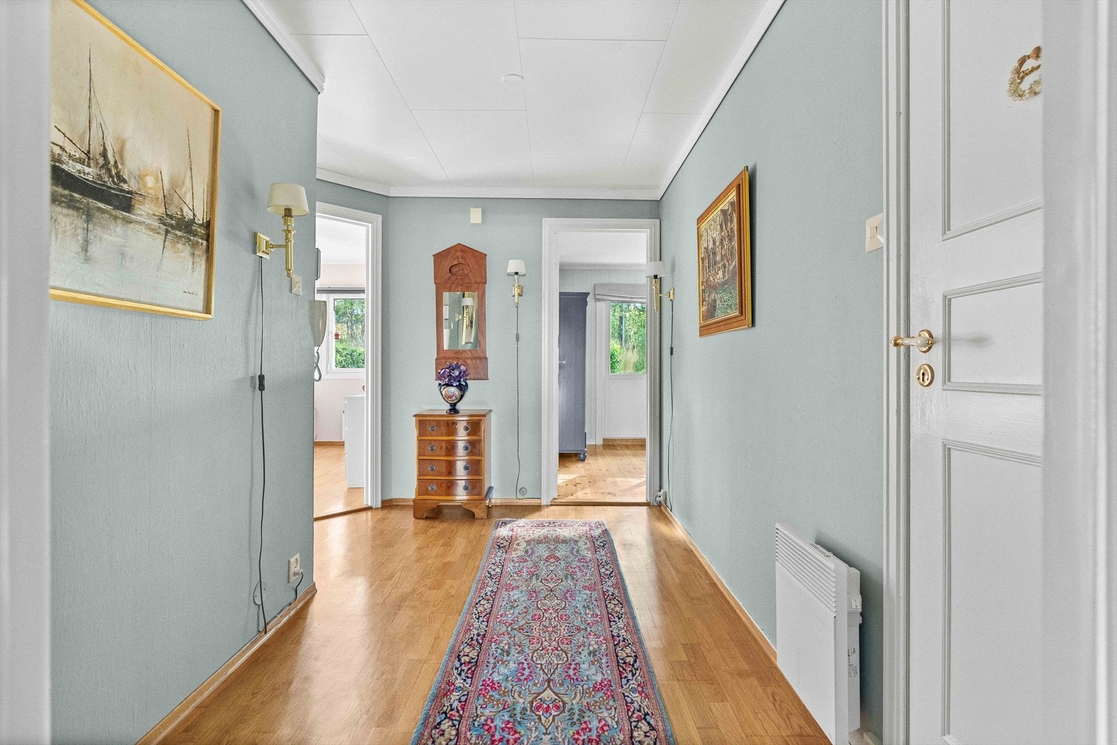 Leiligheten har en lys og innbydende entré med plass til å henge fra seg yttertøy. Galleribilde