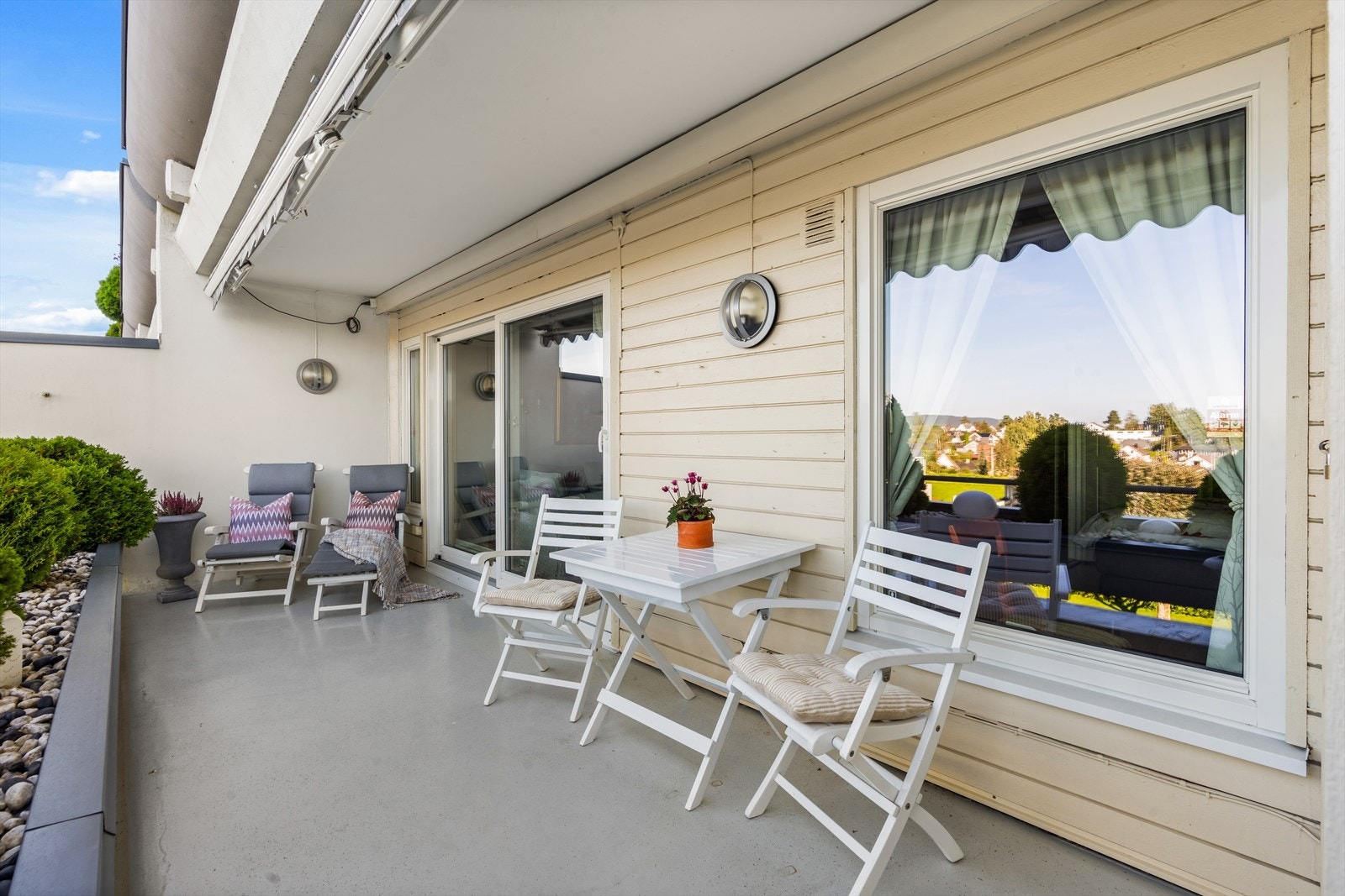 Uteplassen byr på fin ettermiddags-/kveldssol. Galleribilde