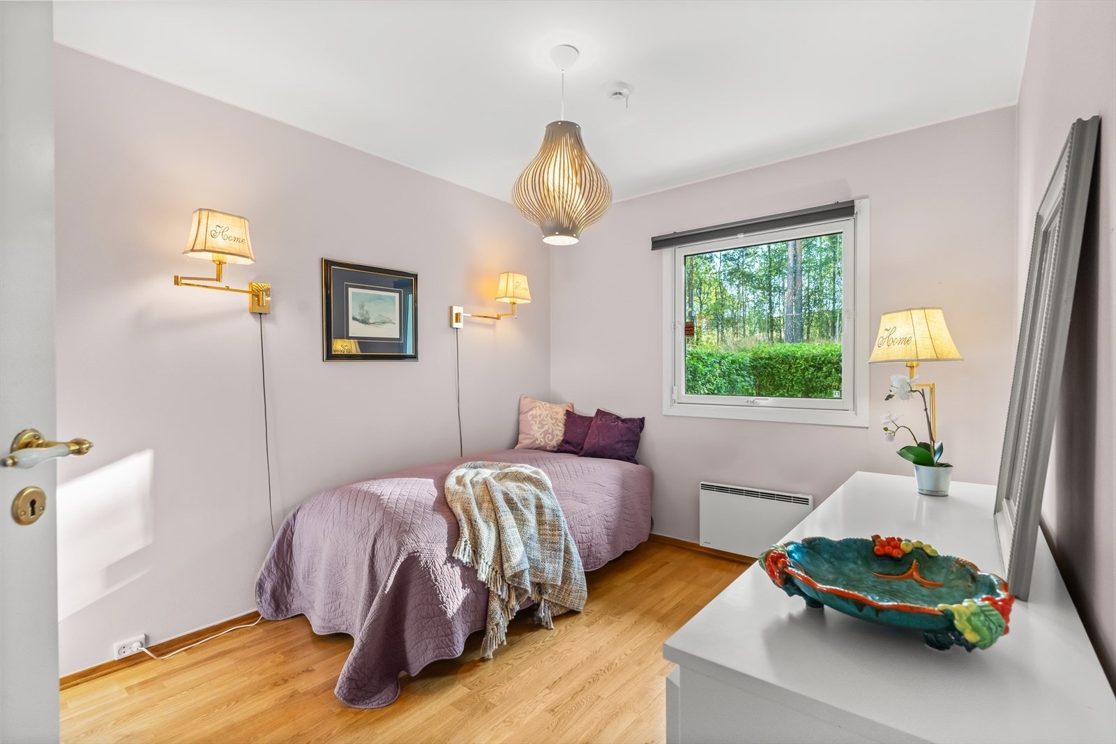 Rommene har plass til seng, nattbord, garderobe og evt. skrivebord. Galleribilde