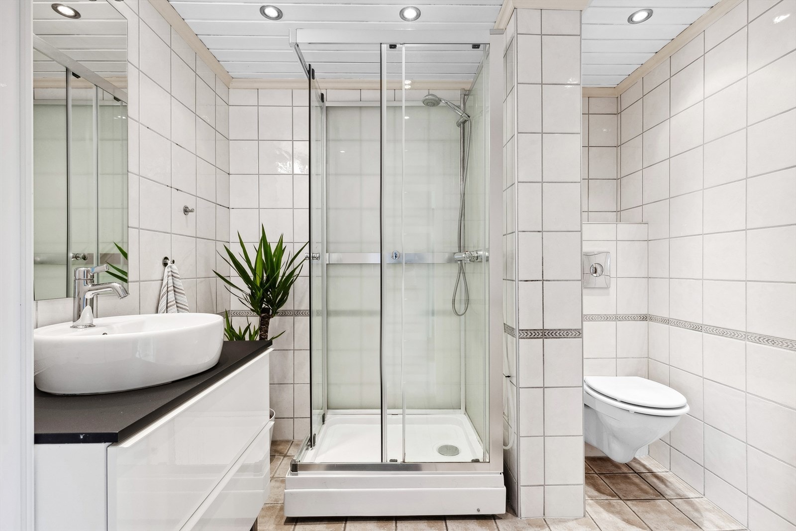 Baderommet, som ble oppusset i 2006, har fliser på både gulv og vegger, downlights i taket, og vegghengt toalett. Galleribilde