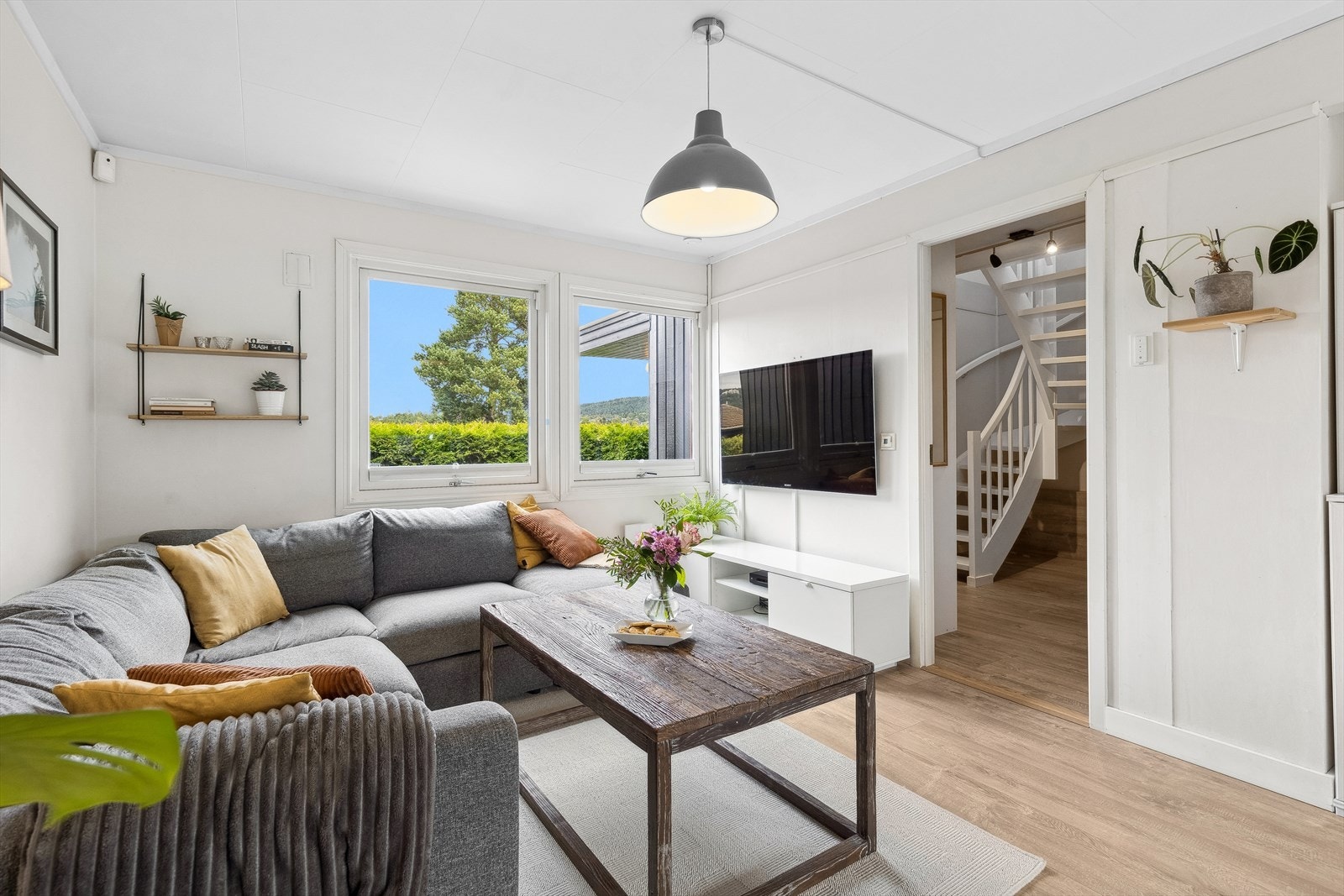 I stuen har du god plass til sofagruppe, bord, og tv. Galleribilde