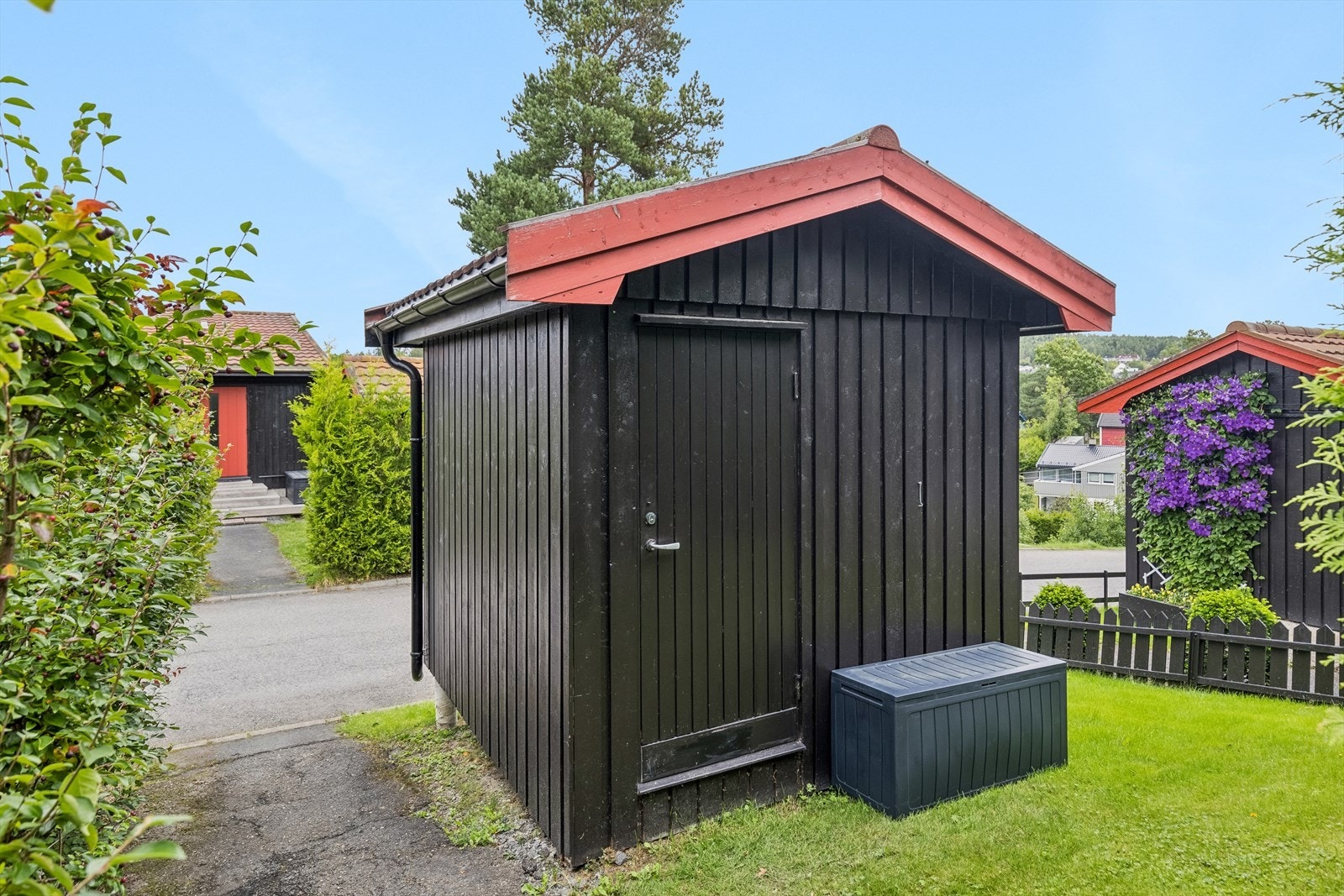 Boligen har i tillegg en praktisk redskapsbod på 6 m². Galleribilde