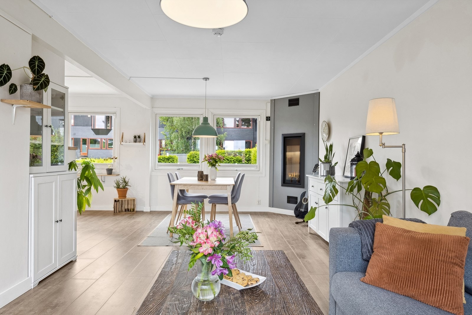 De store vinduene i stuen gir huset et lyst og luftig uttrykk. Galleribilde