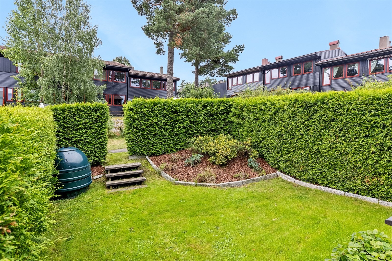 I tillegg til terrassen har du en sjarmerende hageparsell med gressplen, blomsterbed og hekk. Galleribilde