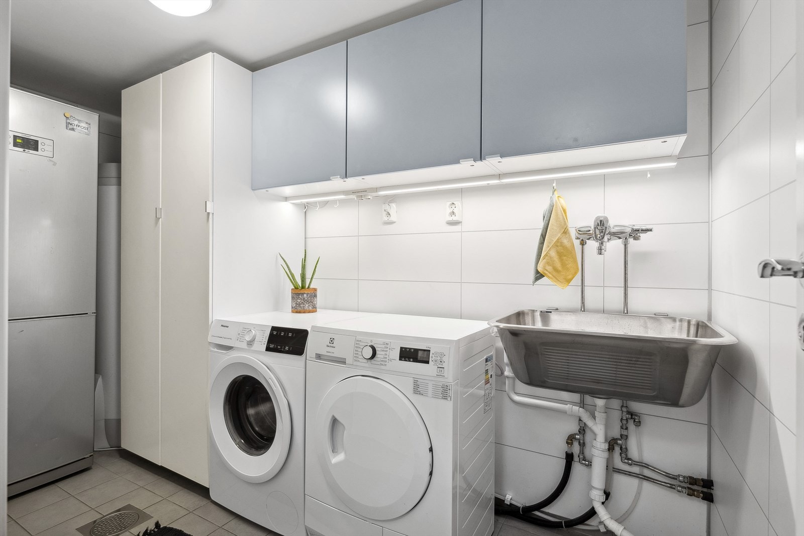 Ved inngangspartiet finner du et praktisk vaskerom fra 2013 med ny varmtvannsbereder fra 2018. På vaskerommet er det opplegg for både vaskemaskin og tørketrommel, samt plass til en ekstra fryser eller skap for ytterligere oppbevaring. Galleribilde