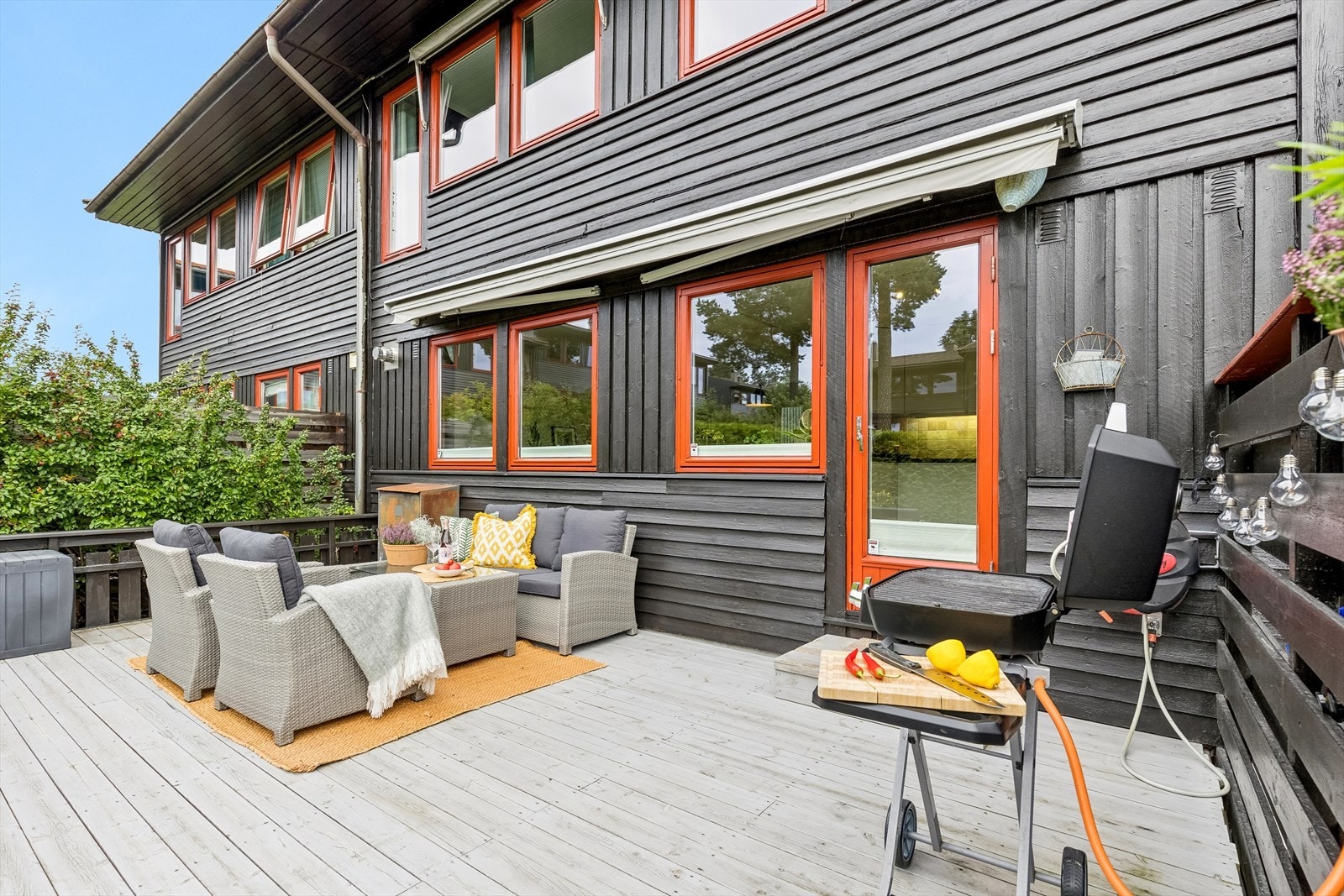 Den store uteplassen gir deg flere møbleringsmuligheter, perfekt for å skape din egen koselige oase. Hvis solen skulle bli for sterk, kan du justere lys-mengden med markisene. Galleribilde