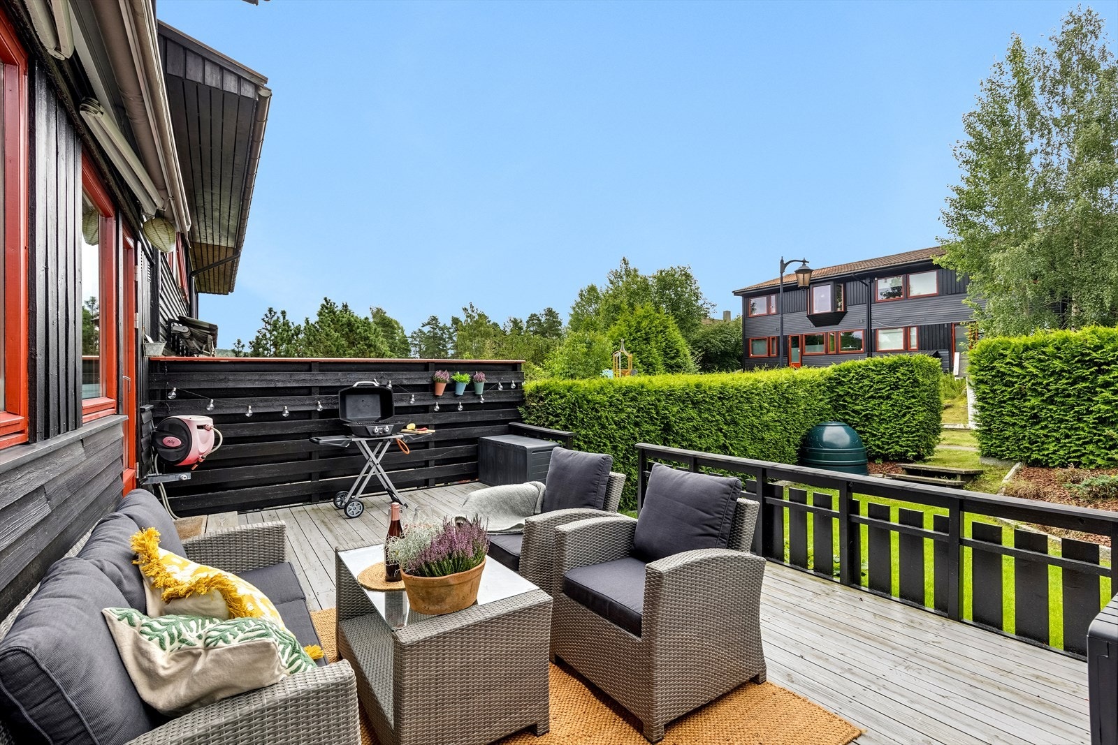 Fra stuen har du direkte utgang til en romslig sydvestvendt terrasse på 22 m². Galleribilde