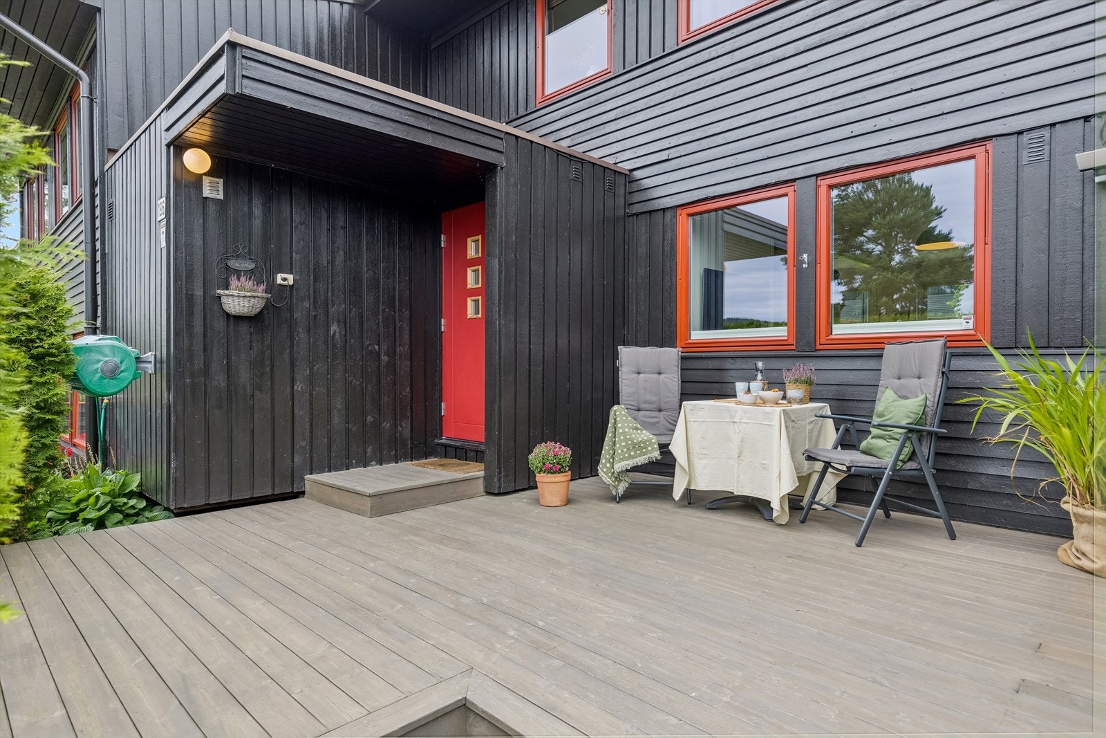 Ved inngangspartiet finner du en terrasse på 21 m², som også har plass til en hyggelig sittegruppe. Galleribilde