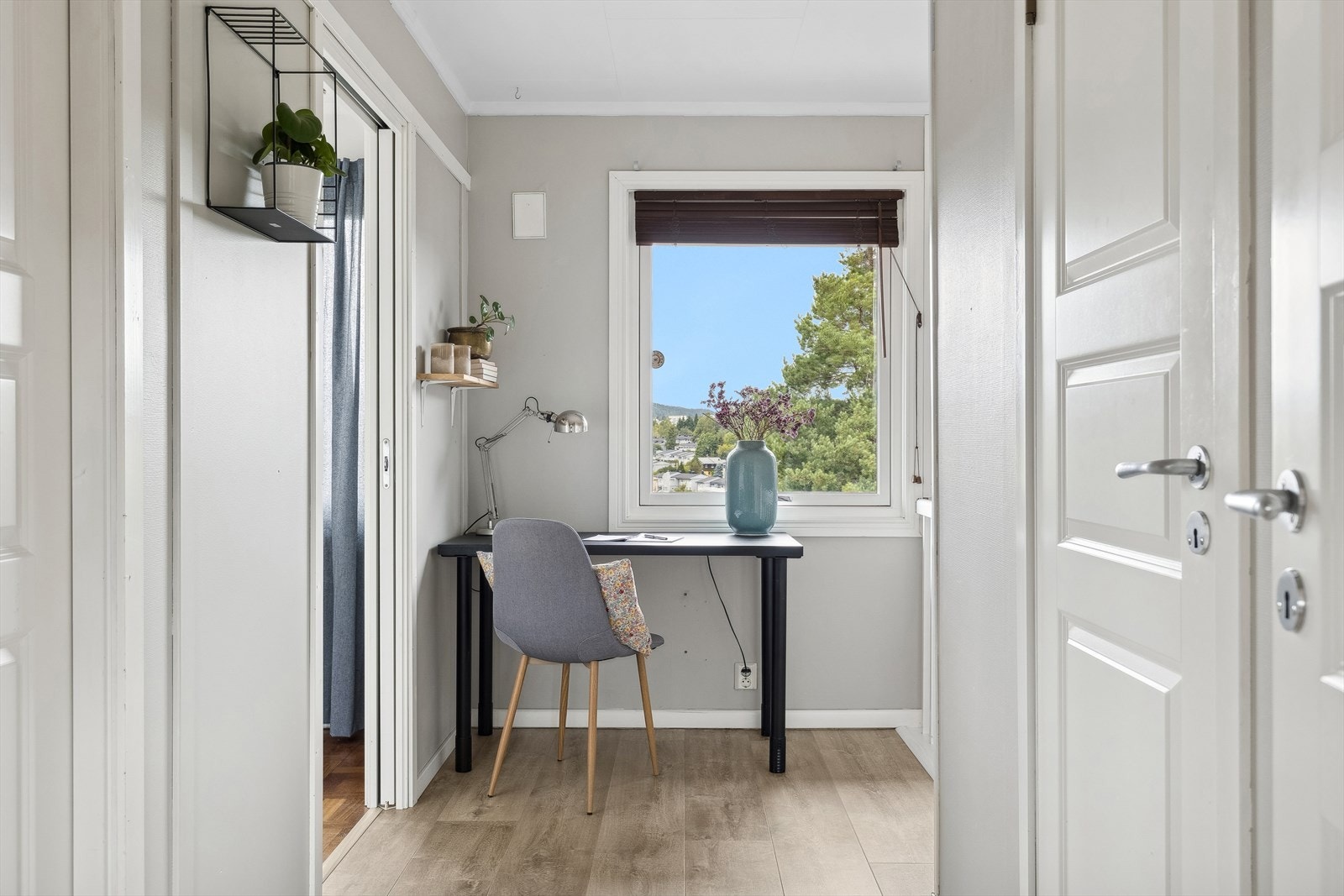 I hallen/trapperommet er det også plass til å etablere en hjemmekontorløsning. Galleribilde
